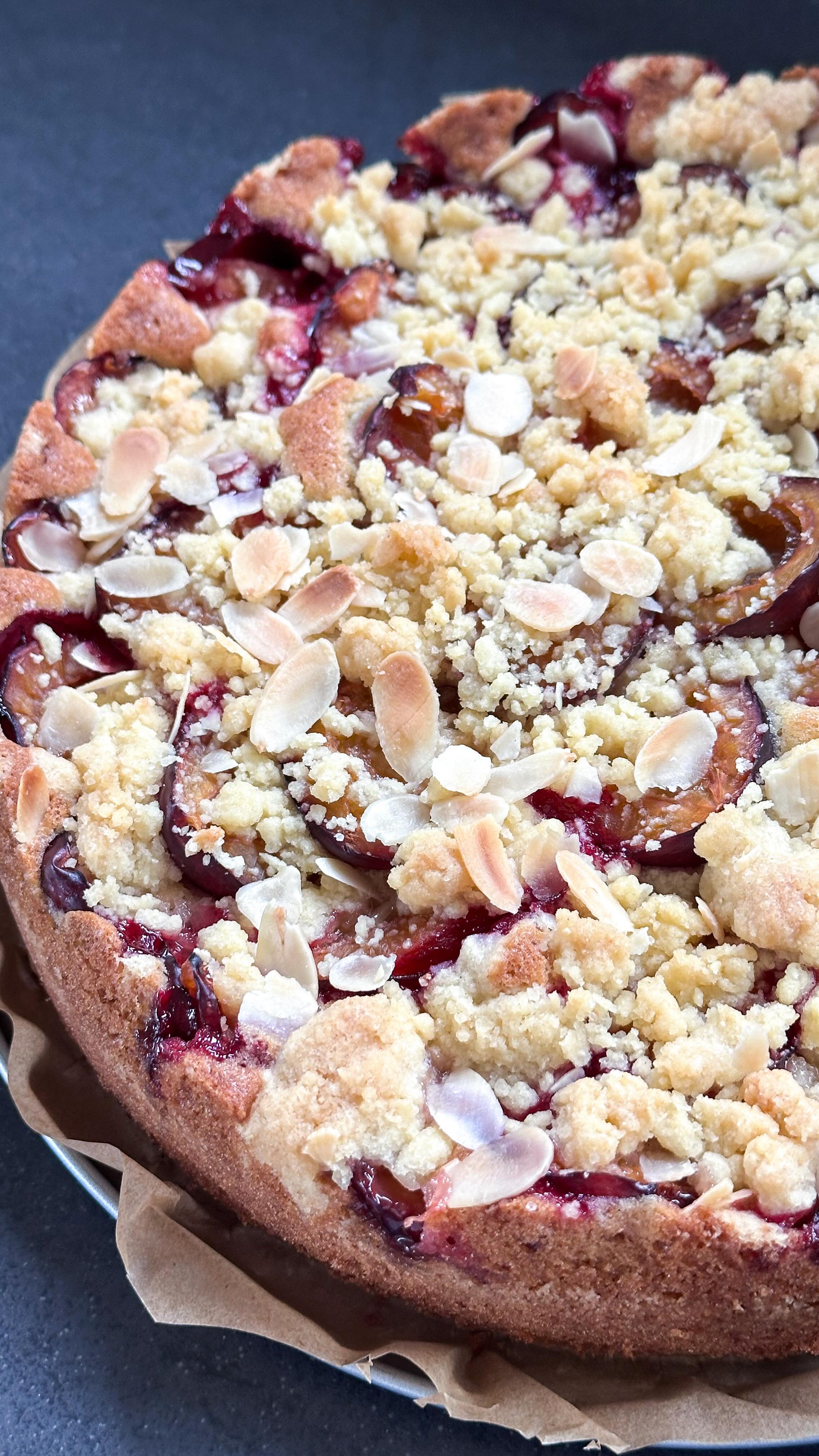 Ein Kuchen, der garantiert jedem gelingt und wahnsinnig lecker schmeckt!
Werbung. 

Rührteig: 120g weiche Butter mit 80g Zucker und einer Messerspitze Vanillepulver von @koro_de schaumig rühren. 2 Eier dazugeben und aufschlagen. 150g Dinkelmehl T630 und 2 Teelöffel Backpulver dazugeben und gut verrühren. In eine gefettete 26cm Springform geben und verstreichen. 

Ca. 600g Zwetschgen halbieren und auf dem Teig verteilen. 

Streusel: 100g Dinkelmehl T630, 50g Butter und 50g Zucker mit den Händen zu Streuseln verarbeiten und über den Zwetschgen verteilen. Zuletzt eine Hand voll gehobelte Mandeln von @koro_de über den Streuseln verteilen. 

Bei 180 Grad Ober- Unterhitze für ca. 50 Minuten backen. 

🧑‍🍳 bei @koro_de spart ihr wie immer 5% auf alles mit FRAUHUEGEL. 

#kuchenbacken #kuchenrezept #zwetschgenkuchen #herbstrezepte #familienküche #einfacherezepte #familienrezepte #pflanzlicheernährung
