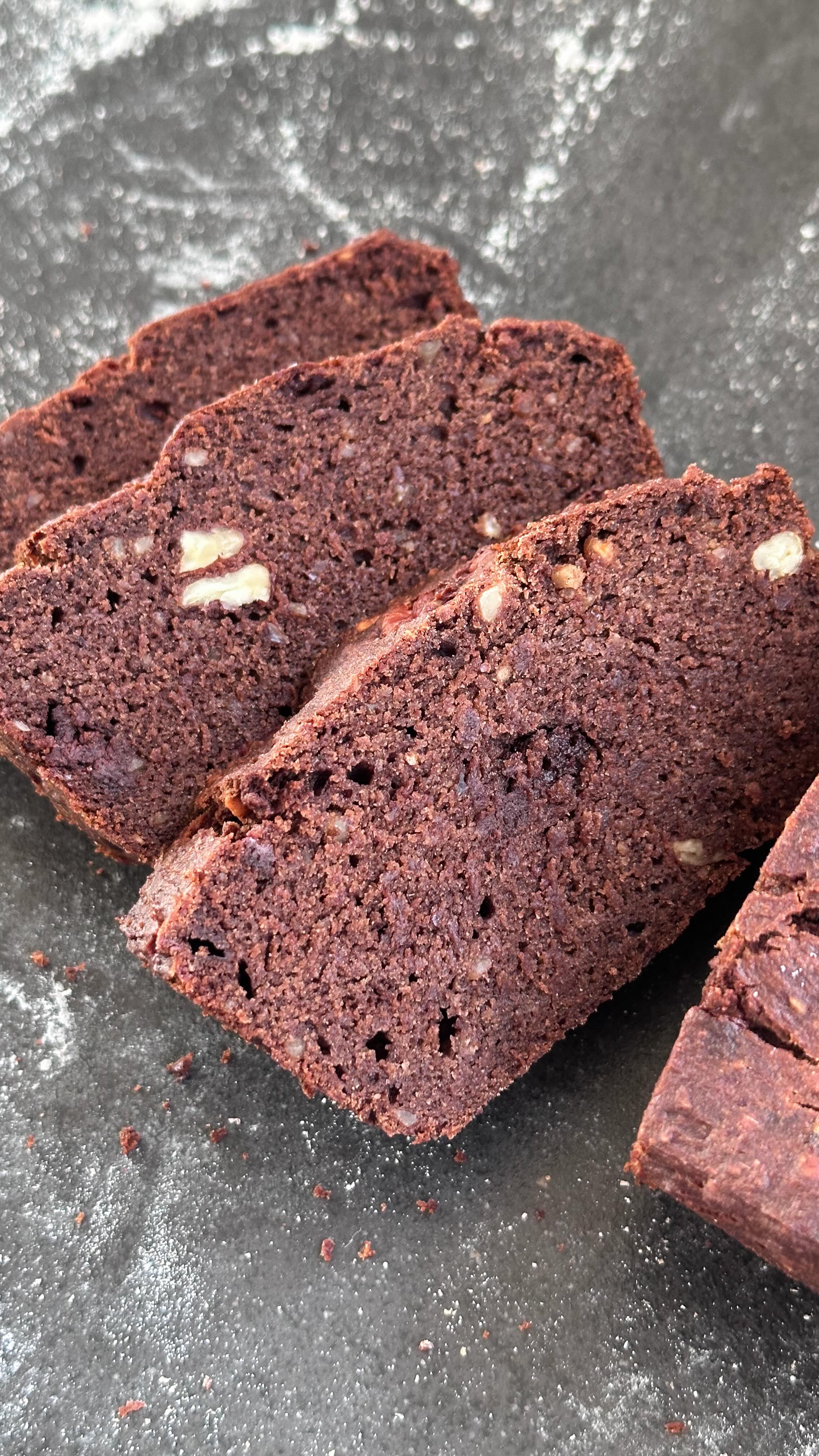 Dieses Bananenbrot schmeckt nicht nur jedem, es kann auch von jedem gegessen werden 🥳. Werbung. Es ist frei von Zucker, Glutenfrei und vegan. Wer keine Nüsse verträgt, lässt sie einfach weg 👌🏻.

6 Medjool Datteln*, 3 reife Bananen 🍌, 2 Esslöffel geschmolzenes Kokosöl*, 100ml pflanzliche Milch und 1 Esslöffel Mandelmus von @naughtynuts pürieren. 

150g Buchweizenmehl, 50g gemahlene Haselnüsse (oder andere Nüsse), 2 Teelöffel Backpulver und 25g Kakaopulver* hinzufügen und zu einem Teig verarbeiten. 

1 Hand voll gehackte Pekanüsse/Walnüsse* und eine Hand voll gehackte dunkel Schokolade (meine war mit Datteln gesüßt von Roßmann) unter den Teig heben und dann in eine gefettete Kastenform füllen. 

Bei 180 Grad für ca. 40 Minuten backen. 

🧑‍🍳 Alle mit * gekennzeichneten Zutaten sind von @koro_de - mit FRAUHUEGEL spart ihr wie immer 5% auf alles. 

🌰 bei @naughtynuts spart ihr mit NN-ANTJE10 10% auf alles. 

#gesundeernährung #gesunderezepte #zuckerfreierezepte #zuckerfrei #familienküche #einfacherezepte #kuchenbacken #veganerezepte #glutenfreibacken