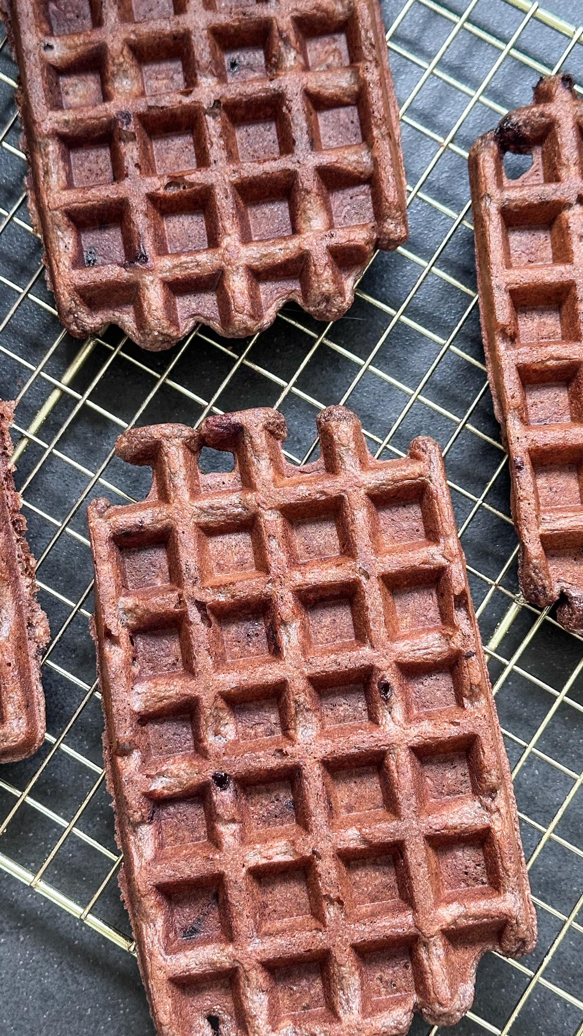 Schoko Kefir Waffeln 🧇🍫 | Werbung | Diese Waffeln sind nicht nur unglaublich lecker, sondern auch gut für euren Darm, da sie keinen Zucker sowie Süßstoffe enthalten, viele Ballaststoff liefern und reich an Proteinen sind 💪🏻

70g Kokosöl* schmelzen und in eine große Schüssel geben. 3 Reife Bananen und ein 1 Ei dazugeben und alles pürieren. 2 Esslöffel Kakaopulver*, 1 Esslöffel Divine Cocoa Protein von @evenutrition.de , 1 Teelöffel Backpulver, 1/2 Teelöffel Natron, 250ml Kefir, 1 Hand voll Madelblättchen und 250g Dinkelvollkornmehl dazugeben und zu einem Teig verrühren. Ggf. noch etwas Mandelmilch (oder eine andere Milch) dazugeben, sollte der Teig zu dickflüssig sein. Optional können noch (zuckerfreie) Schokostückchen untergehoben werden. 

Nacheinander im Waffeleisen ausbacken. 

🍫 bei @evenutrition.de spart ihr mit ANTJE15 15% auf eure Bestellung. 

👩🏼‍🍳 bei @koro_de spart ihr mit FRAUHUEGEL 5% auf alles. 

#gesundeernährung #gesunderezepte #zuckerfreierezepte #familienküche #darmgesundheit