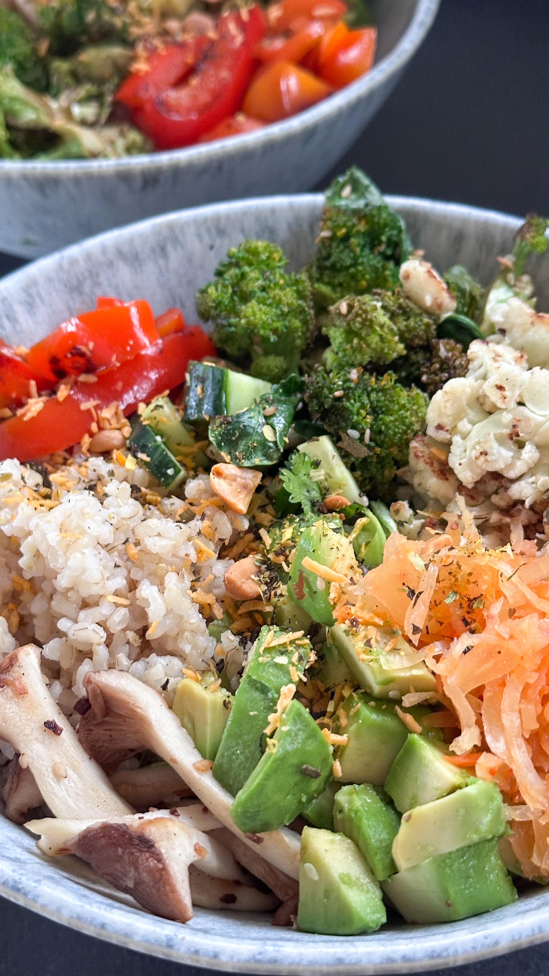 Hier kommt meine neue Lieblingsbowl mit Lieblingssauce 👌🏻! 
Werbung. 

Als Basis nehme ich Naturreis von @reishunger , der schmeckt schön nussig und mild und liefert viele Ballaststoffe, die lange sättigen. 

Dazu kommt Babyspinat oder ein anderer Salat, etwas gewürfelte Gurke, 1-2 Gabeln von meinem Lieblingskimchi von @suur.love , das durch die Milchsäurebakterien eine wahre Wunderwaffe für eure (Darm-)Gesundheit ist und klein gewürfelter Tempeh, der viele pflanzliche Proteine liefert. 

1/2 Brokkoli 🥦 in kleine Röschen schneiden und in einer Pfanne in 1 Esslöffel Kokosöl von @koro_de anbraten. Den Saft einer Zitrone und 2 Esslöffel Sesam dazugeben und weiter braten. Mit Salz und Pfeffer würzen. 

1/2 Blumenkohl in Röschen teilen und in 1 Esslöffel Kokosöl anbraten. 1 Esslöffel Kokosraspel und 1 Teelöffel Ahornsirup von @koro_de dazugeben und unterrühren. Beides auf der Bowl verteilen. 

Für die Sauce 2 Teelöffel Misopaste, 1 Esslöffel Ahornsirup, 2 Esslöffel Erdnussmus von @naughtynuts , 1 Esslöffel Sojasauce, den saftvollen 2 Limetten und 3 Esslöffel Wasser mixen. 

Die Bowl mit dem Asia Topping von @spice_bar bestreuen. 

🍚 bei @reishunger spart ihr mit dem Code frauhuegelsreis 10% auf alles. 

🥜 bei @naughtynuts spart ihr aktuell mit meinem Code NN-ANTJE10 21% auf alles. 

🫙Bei @koro_de spart ihr wienimmer mit FRAUHUEGEL 5% auf alles. 

🌶️ Bei @spice_bar spart ihr mit spicyhuegel 5€ auf eure Bestellung. 

#gesundeernährung #gesunderezepte #zuckerfrei #zuckerfreierezepte #einfacherezepte #pflanzlicheernährung #highproteinrecipes #highproteinvegan #reishunger #spicebar #korolicious #naughtynuts #sommerrezepte #veggiebowl