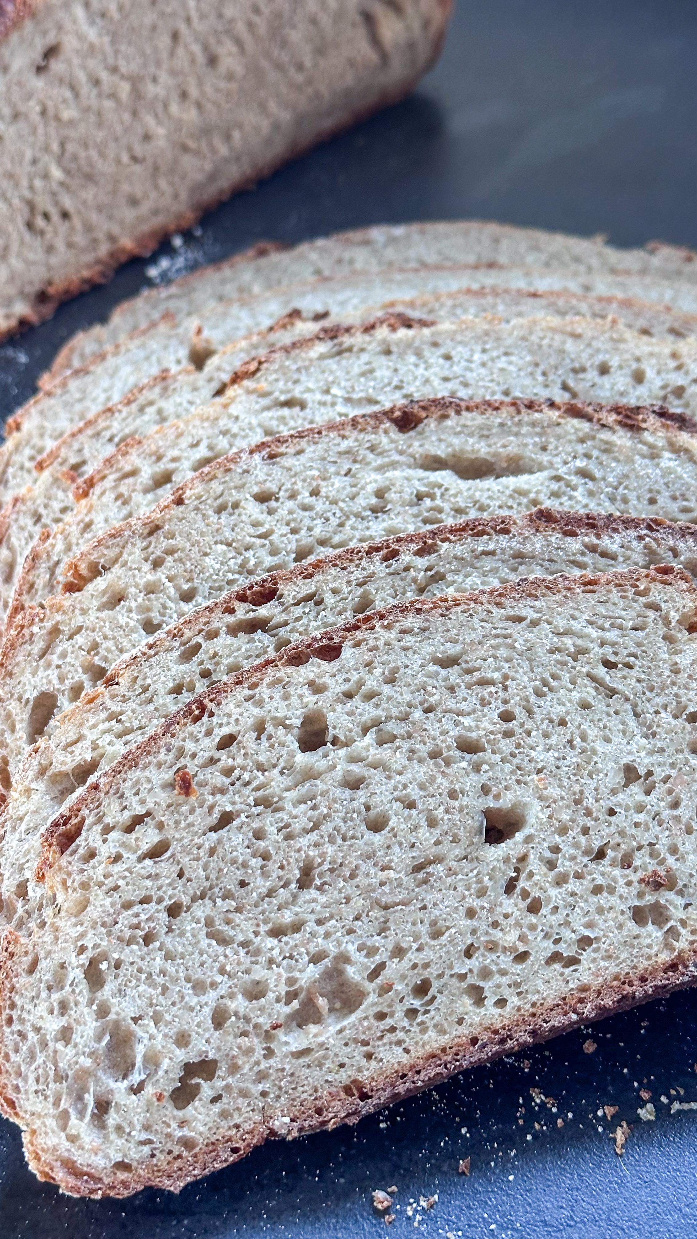 Dinkel-Grünkern Brot - Dieses Brot steckt voller Power und allem, was ihr für einen guten Start in den Tag braucht ☀️! 

300g Dinkelmehl T630, 100g Dinkelvollkornmehl, 80g Grünkernschrot (ich habe ganzen Grünkern von DM im Mixer fein geschrotet), 40g Roggenmehl T1150 mit 100g Quark und 320ml Wasser kurz verkneten und für 30 Minuten ruhen lassen. 

1 Teelöffel Honig, 15g Butter, 100g Lievito Madre, 50g Roggensauerteig und 13g Salz dazugeben und für 3 Minuten kneten. 

In einer geölten großen Schüssel abgedeckt für 2h bei Zimmertemperatur ruhen lassen und nach jeweils 1h dehnen und falten. Dann über Nacht im Kühlschrank ruhen lassen. Am nächsten Morgen zu einem runden Brot formen und für 1h im Gärkörbchen ruhen lassen. 

Im heißen gusseisernen Topf für 50 Minuten backen, nach 30 Minuten den Deckel abnehmen. 

#gesundeernährung #gesunderezepte #zuckerfrei #zuckerfreierezepte #familienküche #familienrezepte #pflanzlicheernährung #gesundbacken #brotbacken #sauerteig #sauerteigbrot #sourdough #vollkorn #vollkornbrot #frühstück #gesundesfrühstück