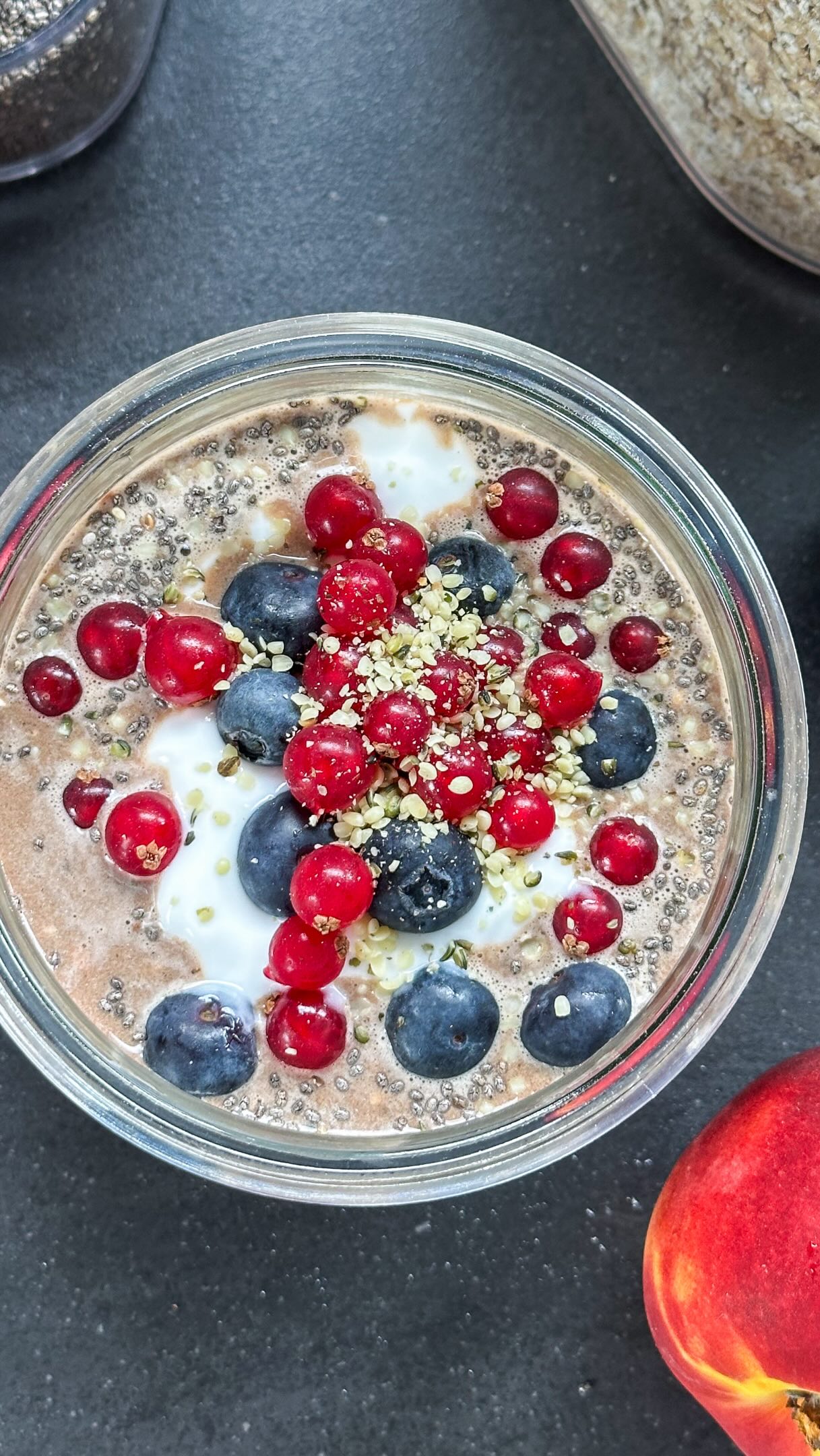 Tiramisu Overnight Oats ☕️🍫 (Werbung) - ein Frühstück, das dich lange satt hält, mit allem versorgt, was du brauchst und ganz nebenbei auch noch schön von innen macht und eurem Darm etwas Gutes tut ✨. 

3 Esslöffel Haferflocken 
2 Esslöffel Chiasamen 
1 Messbecher Daily Gut + Kollagen Iced Coffee von @mybraineffect 
1 Esslöffel Schoko Proteinpulver oder Kakaopulver 
200ml pflanzliche Milch 
50ml Wasser 
—> alles miteinander verrühren und kurz quellen lassen. Dann 3 Esslöffel Kokosjoghurt daraufgeben und mit frischen Beeren toppen. Über Nacht in den Kühlschrank stellen und am nächsten Morgen genießen. 

☕️ bei @mybraineffect spart ihr mit Antje20 20% auf alle Produkte. 

#frühstücksideen #gesundeernährung #gesunderezepte #zuckerfreierezepte #familienküche