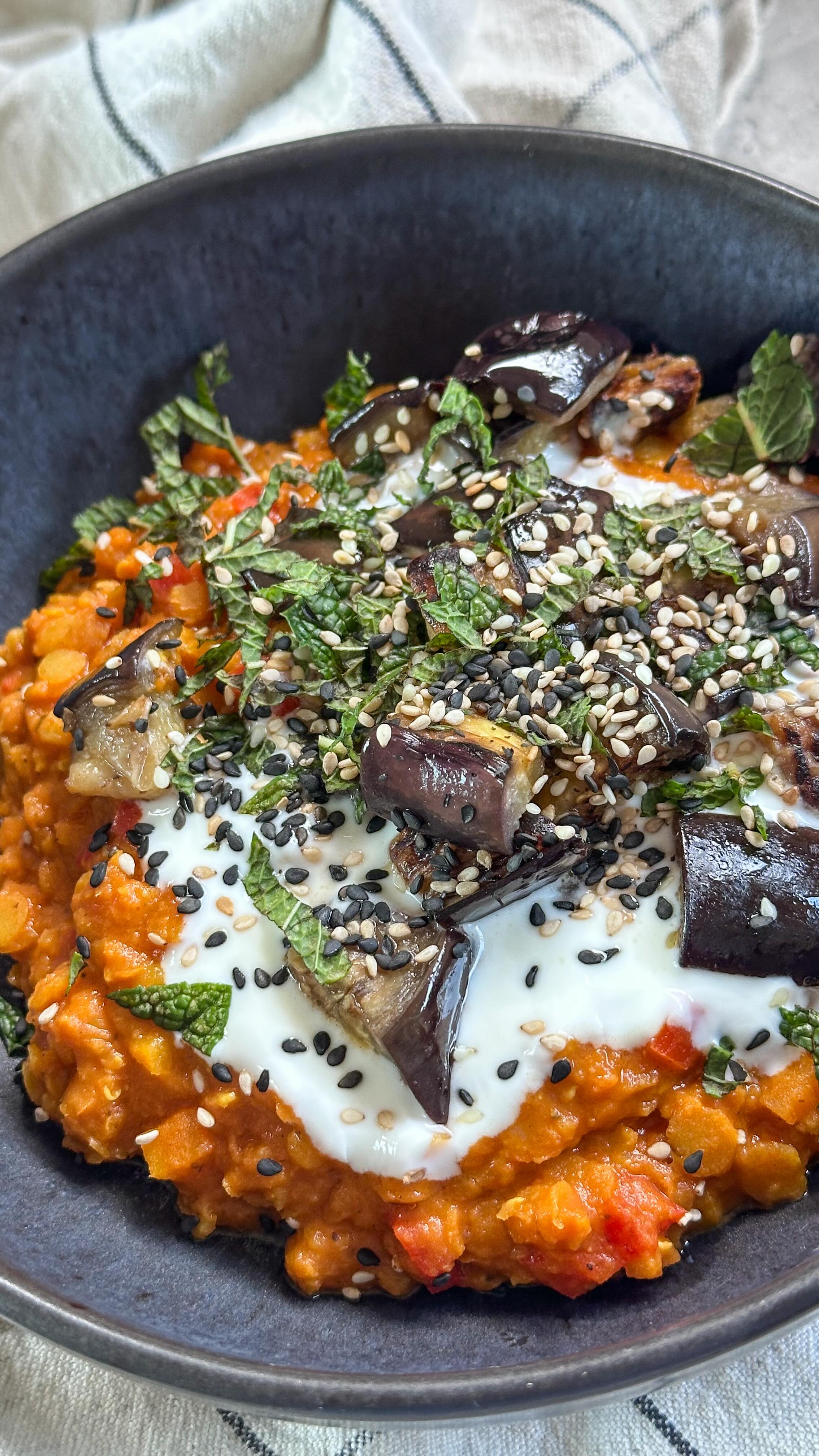 Cremig, lecker und unglaublich gut für dich und deinen Körper 💛
Werbung. 

eine Karotte, eine Paprika, eine Zwiebel ein Daumen großes Stück Ingwer und eine Knoblauchzehe würfeln (Zwiebel, Ingwer und Knoblauch etwas feiner). Alles zusammen großen Tropfen, einem guten Esslöffel Kokosöl (ich verwende das von @koro_de ) . 200 g rote Linsen und 50 g gelbe Linsen (verwende ich beides von @reishunger ) dazugeben. Mit einem großen Glas passierten Tomaten und einer Dose Kokosmilch sowie 400 ml Wasser ablöschen. 
Mit zwei Teelöffeln Kokoscurry von @spice_bar sowie etwas Salz nach Bedarf abschmecken. 

Meine Aubergine würfeln und in zwei Esslöffel Kokosöl in einer Pfanne anbraten. Mit etwas Zitronensaft sowie Salz und Pfeffer abschmecken.

Das Dahl mit den Auberginen und dem Joghurt anrichten, etwas Joghurt und frische Minze oder Koriander darauf geben. 

Dazu schmeckt Basmatireis oder Naan. 

🌶️ bei @spice_bar spart ihr mit spicyhuegel 5€ auf eure Bestellung. 

🍚 bei @reishunger spart ihr mit frauhuegelsreis 10% auf eure Bestellung. 

🫙 bei @koro_de erhaltet ihr mit FRAUHUEGEL 5% Rabatt. 

#gesundeernährung #gesunderezepte #zuckerfrei #zuckerfreierezepte #familienküche #einfacherezepte #schnellerezepte #pflanzlicheernährung #darmgesundheit #lowcarbrezepte #veganerezepte #veganhighprotein