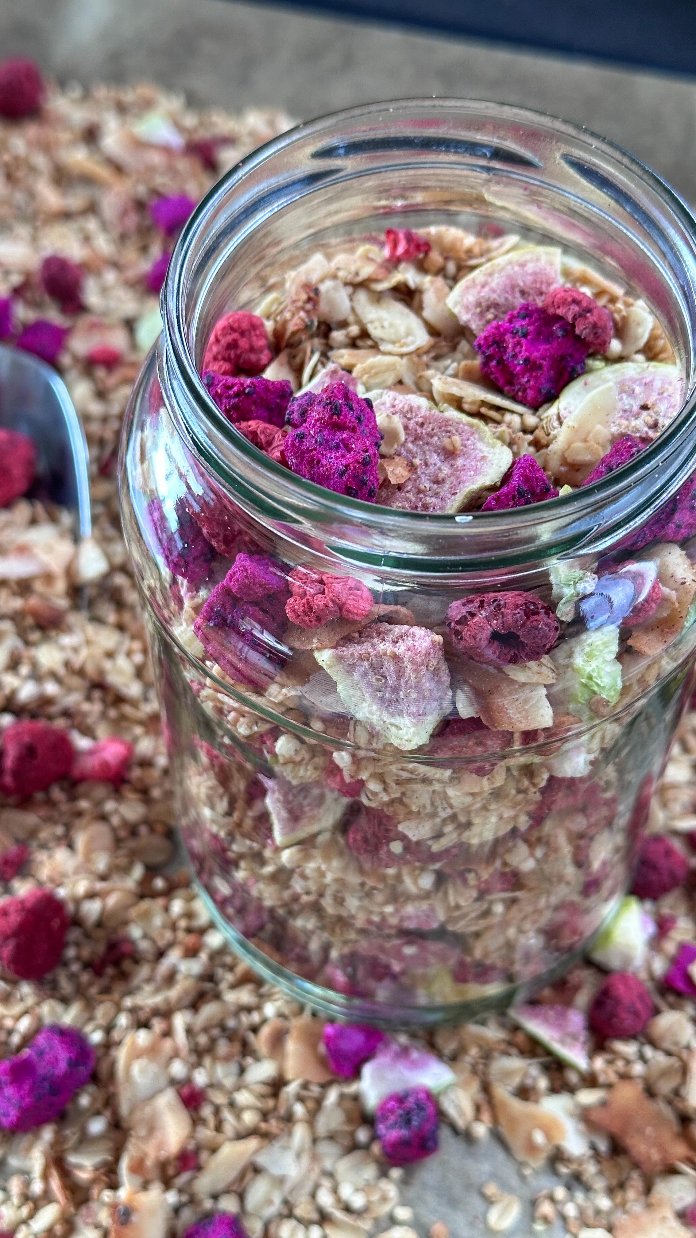 PINK GRANOLA - knusprig, fruchtig und ohne unnötigen schnick schnack 🩷
Werbung. 

150g feine Haferflocken, 150g grobe Haferflocken, 40g gehobelte Mandeln, 40g Kokosflakes, 2 Esslöffel Hanfsamen, 1 Esslöffel Chiasamen, das Mark einer Vanilleschote, 40g gekeimter Buchweizen und 25g gepuffte Quinoa vermischen. 

70g Kokoksöl und 50g Ahornsirup erhitzen und dann über die trockenen Zutaten geben, dann alles gut vermengen. 

Auf einem Backblech verteilen und dann bei 180 Grad Ober- Unterhitze für ca. 15-20 Minuten backen. Nach 10 Minuten einmal durchmischen. 

Gut auskühlen lassen und dann jeweils eine gute Hand voll gefriergetrocknete Drachenfrucht, Himbeeren und Feigen von @buahfruits unter das Granola mischen. 

🫐🍓 spart 10% auf alles bei @buahfruits mit huegel10. 

Die restlichen Zutaten verwende ich komplett von @koro_de - hier spart ihr wie immer 5% auf alles mit FRAUHUEGEL. 

#gesundeernährung #gesunderezepte #zuckerfrei #zuckerfreierezepte #familienküche #einfacherezepte #schnellerezepte #pflanzlicheernährung #granola #veganerezepte #toddlermomlife #toddlerrecipes #frühstück #frühstücksrezepte