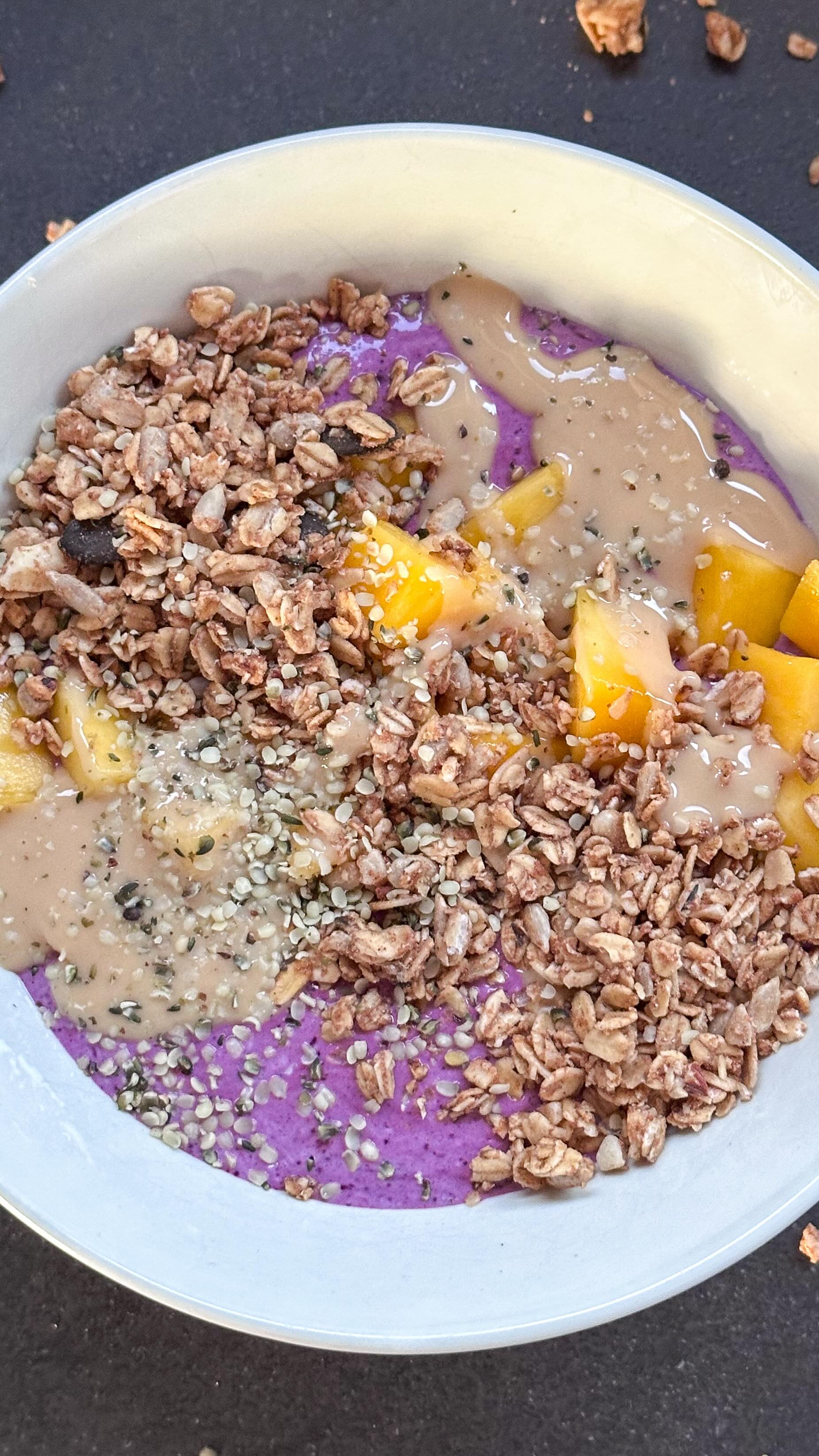 PURPLE BLENED OATS 💜 
Werbung. 

Für 2 Portionen: 
150g griechischer Joghurt oder Kokosjoghurt
50g (pflanzlicher Quark) 
80g Haferflocken 
Optional 1 Esslöffel Vanille Proteinpulver von @innonature_official 
1 Banane 🍌 
50g gefrorene Blaubeeren 🫐 
2 Teelöffel Happy Berry von @innonature_official 

Alles in einem Mixer mixen und auf zwei Schüsseln verteilen. 

Mit hellem Mandelmus von @naughtynuts und dem Nussgranola sowie Hanfsamen von @koro_de toppen. 

🌰 bei @naughtynuts spart ihr mit NN-ANTJE10 10% auf alles. 

👩🏼‍🍳 bei @koro_de spart ihr mit FRAUHUEGEL 5% auf alles. 

🌱 bei @innonature_official spart ihr mit frauhuegel15 15% 15% auf alles bis zum 24.12. 

#gesundesfrühstück #zuckerfreierezepte #darmgesundheit