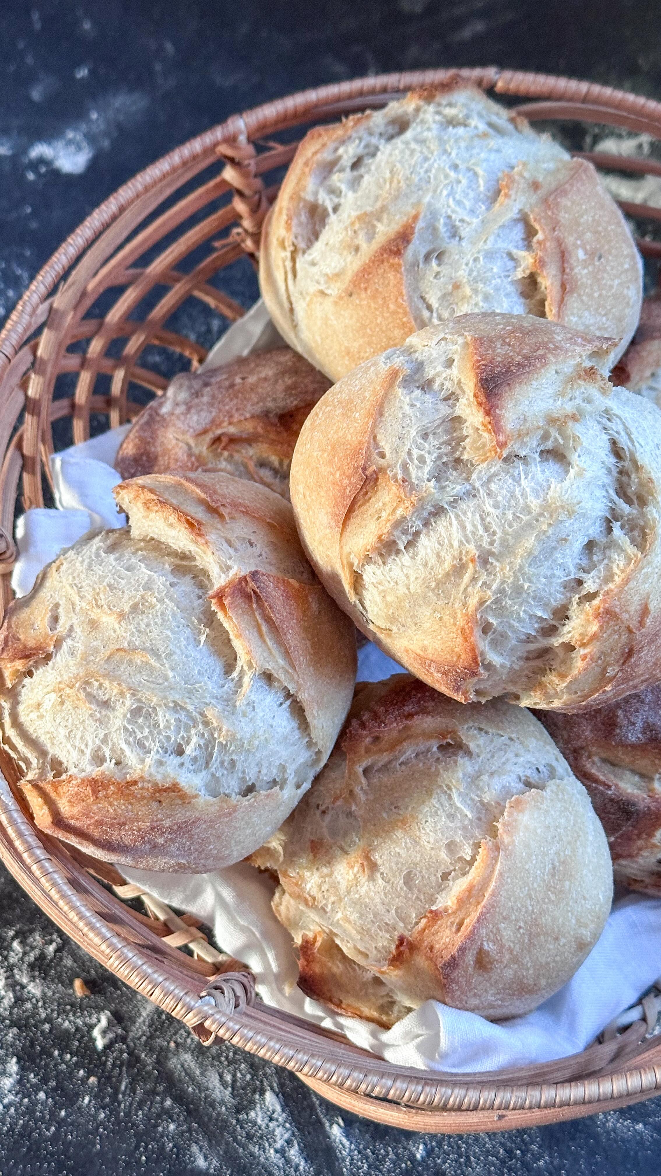 Sauerteigbrötchen über Nacht 🌙

300g Weizenmehl T550
100g Weizenvollkornmehl
100g Roggensauerteig
25g zarte Haferflocken 
250ml Wasser 
1,5 Tl Salz 

Mehl, Wasser und Sauerteig kurz miteinander vermischen und für 30 Minuten stehen lassen. Dann die restlichen Zutaten einarbeiten. Den Teig bei Zimmertemperatur für 3 Stunden ruhen lassen und währenddessen 2-3 Mal dehnen und falten. Dann über Nacht im Kühlschrank ruhen lassen. 

Am nächsten Morgen den Teig in 8 Teile teilen und zu Brötchen formen. Nochmals für 30 Minuten ruhen lassen, dann einschneiden und bei 230 Grad für ca. 20 Minuten backen. 

#gesunderezepte #gesundeernährung #sauerteig #gesunbacken #darmgesundheit