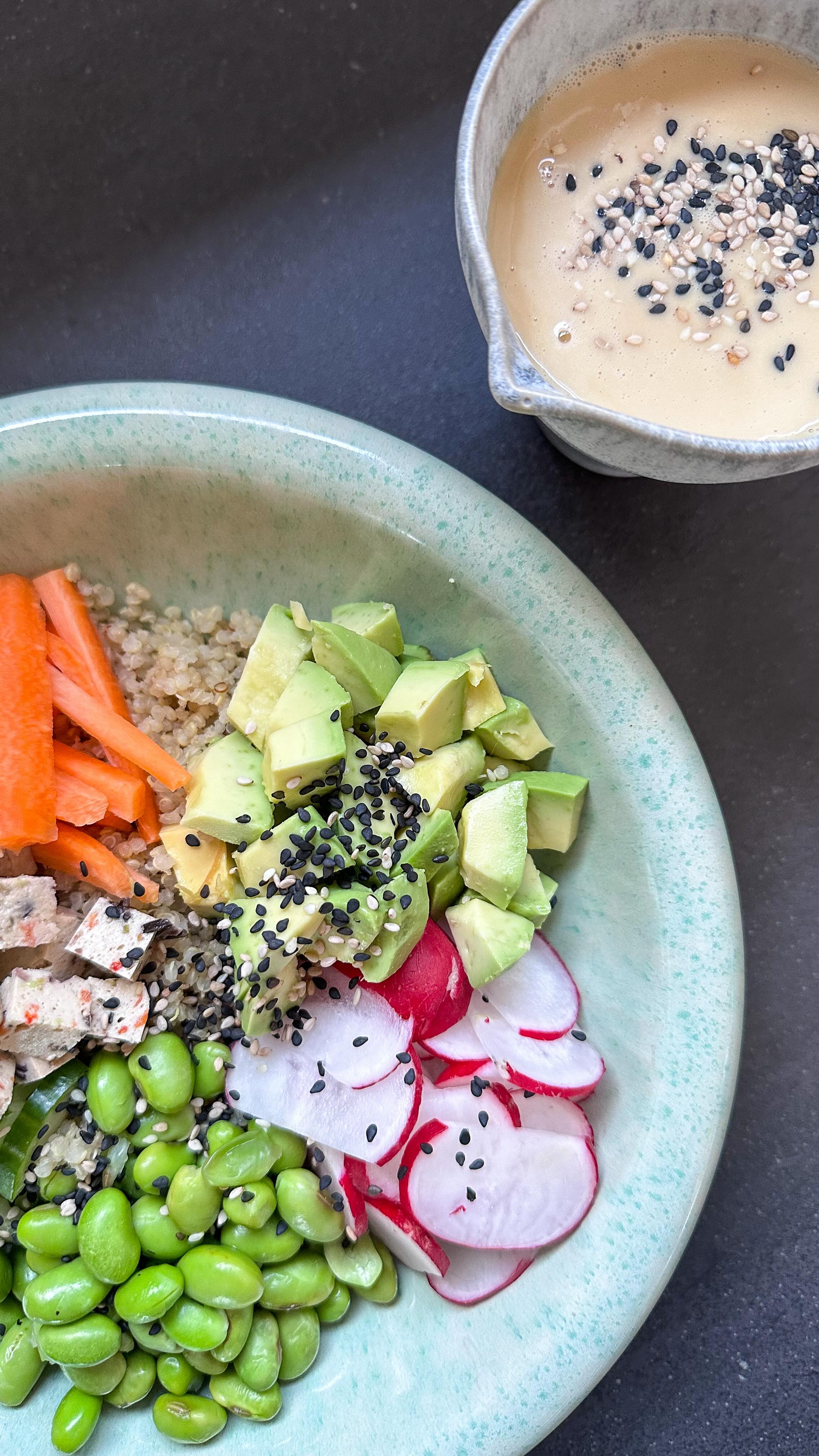 MISO TAHIN BOWL SAUCE 🥒🫛🥬
Werbung. 

Eine gute Bowl steht und fällt mit der Sauce, oder? 
Hier das Rezept für meine absolute Lieblingssauce.

2 Esslöffel Olivenöl 
2 Esslöffel helles Tahin von @naughtynuts 
1 Esslöffel Ahornsirup von @koro_de 
2 Teelöffel Misopaste 
4 Esslöffel Wasser 
Saft von einer Zitrone 

Alles gut verrühren und einfach über eure Bowl geben. 

🌰 bei @naughtynuts spart ihr heute 16% auf alles und die Versandkosten mit dem Code NN-ANTJE10

👩🏼‍🍳 bei @koro_de spart ihr mit FRAUHUEGEL 5% auf alles. 

#gesundeernährung #gesunderezepte #zuckerfrei #schnellerezepte #pflanzlicheernährung