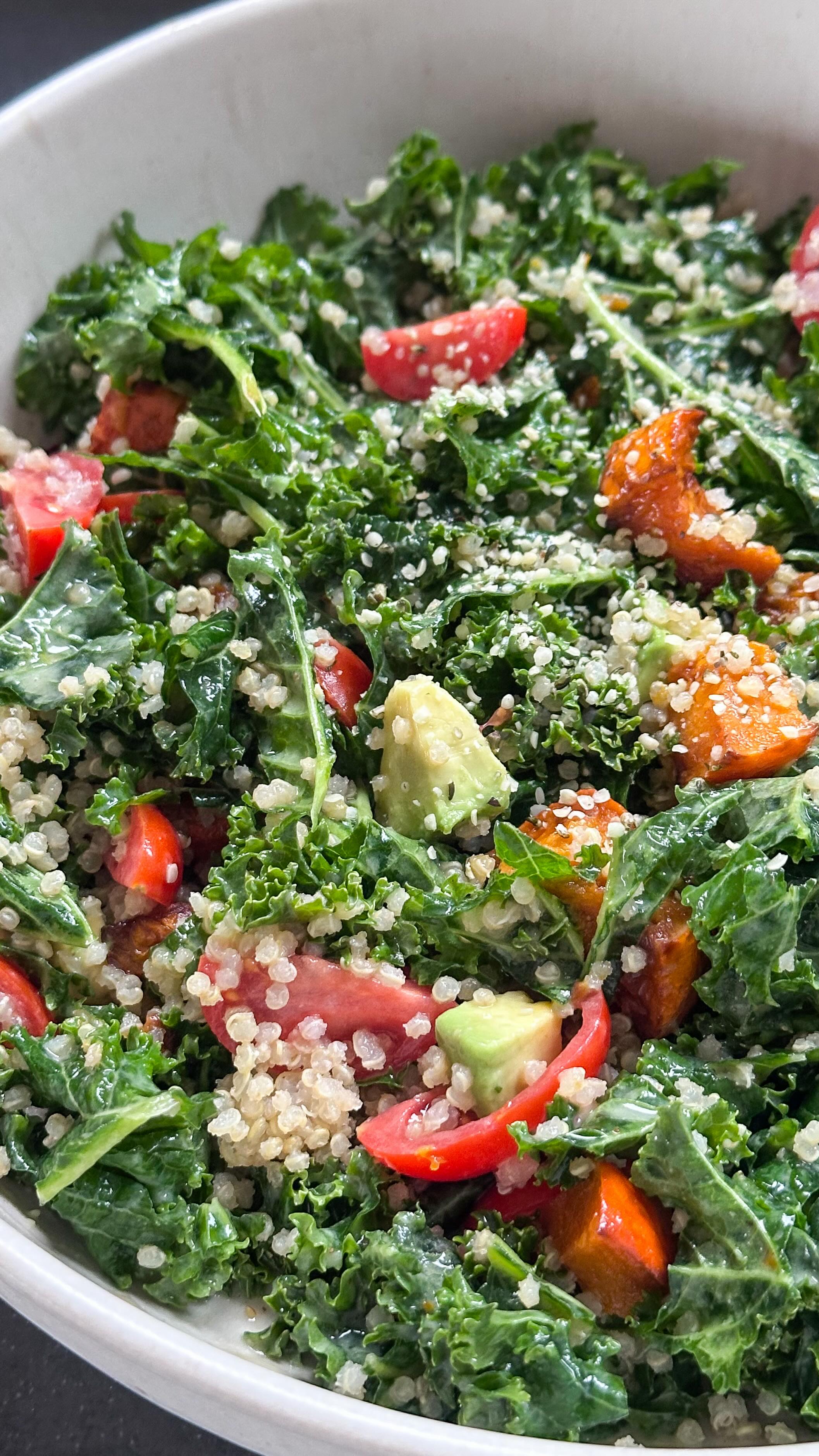 Mein liebstes Rezept für Grünkohlsalat 🥬🥑
Werbung. 

Die Blätter von 4-5 Stängeln Grünkohl vom Stiel abschneiden und etwas klein hacken. In eine Schüssel zusammen mit dem Saft und dem Abrieb einer Zitrone, 3 Esslöffeln Olivenöl, 1 Esslöffel Honig oder Ahornsirup, 1 Esslöffel hellem Tahin von @naughtynuts , Salz und Pfeffer geben und gut mit den Händen durchkneten. 

1 Tasse gekochte Quinoa von @reishunger unterheben. 

Gut dazu passen gebackener Kürbis, Avocado, Granatapfel, Tomate und Feta. 
Zum Schluss mit etwas geschälten Hanfsamen von @koro_de bestreuen. 

🌰 bei @naughtynuts spart ihr mit NN-ANTJE10 10% auf alles. 

🍚 bei @reishunger spart ihr mit frauhuegelsreis 10% auf alles. 

👩🏼‍🍳 bei @koro_de spart ihr wie immer 5% auf alles mit FRAUHUEGEL. 

#gesundeernährung #gesunderezepte #zuckerfreierezepte #pflanzlicheernährung #grünkohlsalat