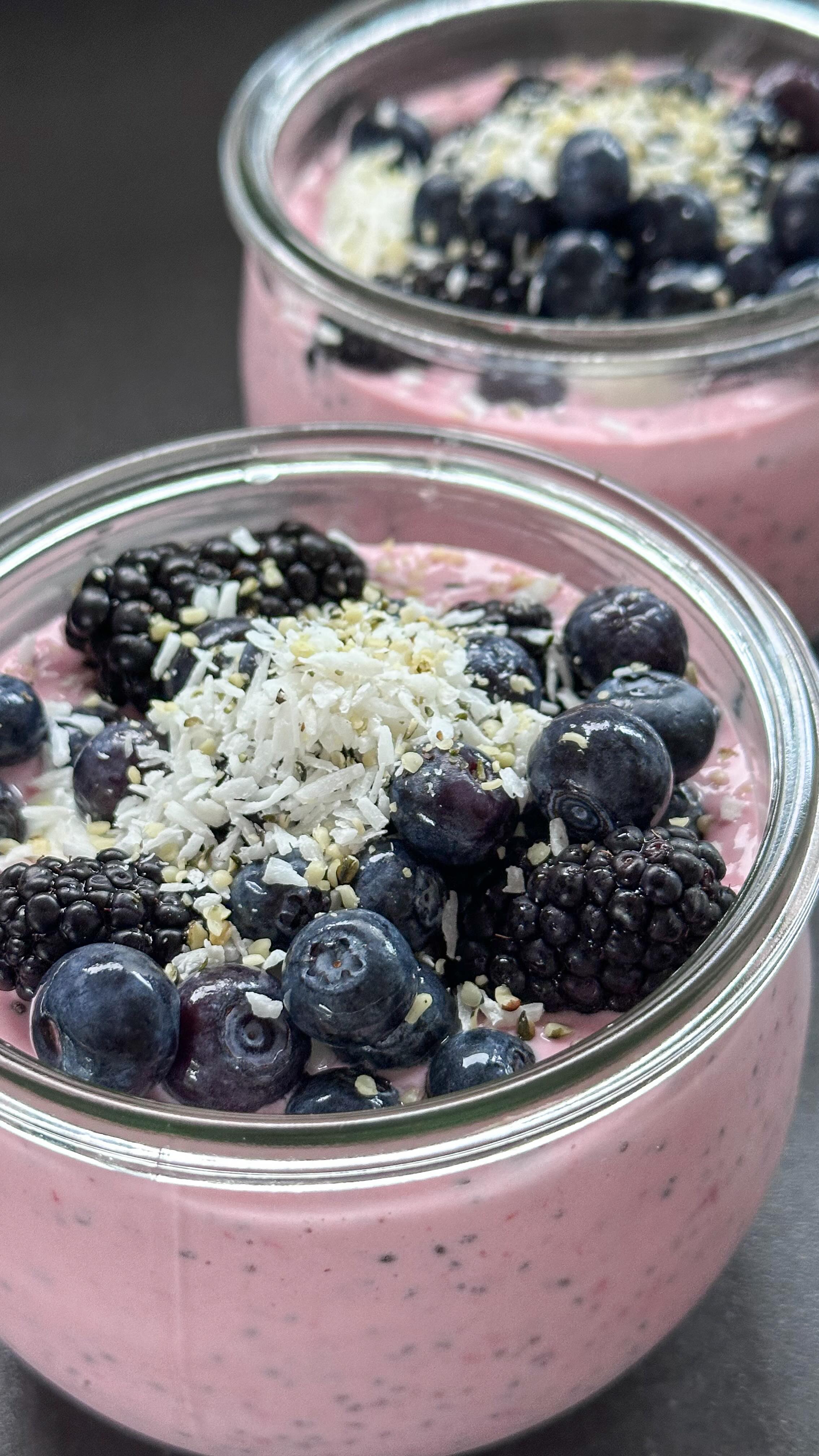 BERRY CHIA POTS 🫐🍓
Werbung. 
Abends zubereiten, morgens genießen 🙌🏻

Für 2 große oder 4 kleine Portionen:
100ml Mandelmilch, 50ml Kokosmilch, 1 Messerspitze Vanille von @spice_bar 250g (TK) Erdbeeren und 15g Ahornsirup* pürieren. 40g Chiasamen*, 50g feine Haferflocken, 250g Skyr und 1 Esslöffel helles Mandelmus von @naughtynuts unterrühren. In 2 oder vier Gläser füllen. 

In jedes Glas 1-2 Esslöffel Skyr geben und mit jeweils einer Hand Beeren sowie jeweils einem Teelöffel Kokosraspel* und geschälten Hanfsamen* toppen. Über Nacht in den Kühlschrank stellen und am Morgen genießen. 

🌰 bei @naughtynuts spart ihr mit NN-ANTJE10 10%. 

🌶️ bei @spice_bar spart ihr mit spicyhuegel 5€ auf eure Bestellung. 

👩🏼‍🍳 bei @koro_de spart ihr mit FRAUHUEGEL 5%. 

#gesundeernährung #gesunderezepte #zuckerfreierezepte #gesundesfrühstück #highproteinbreakfast