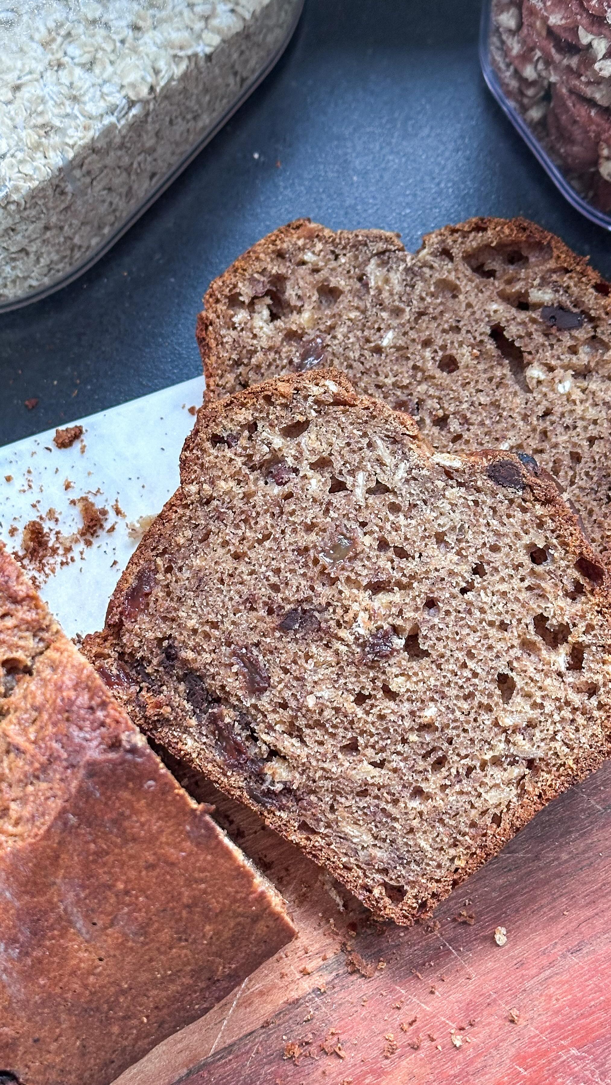 Dieses Bananenbrot schmeckt so lecker, ich backe es zur Zeit mindestens einmal die Woche 🍌🍫.
Werbung. 

4 Reife Bananen zerdrücken und mit 2 Eiern gut verrühren. 1/2 Tasse Honig, 1/2 Tasse geschmolzenes Kokosöl*, 1 Teelöffel Zimt und 1 Messerspitze Vanille (beides von @spice_bar ) dazugeben und verrühren. 2 Teelöffel Backpulver, 1/2 Teelöffel Backnatron, 1 Tasse Dinkelmehl 630, 3/4 Tasse Dinkelvollkornmehl, 50g Zartbitter Schokodrops* und eine Hand voll Rosinen* dazugeben und alles miteinander verrühren. 

In eine gefettete Kastenform geben und im Ofen bei 180 Grad Ober- Unterhitze für 50 Minuten backen. 

🍫 bei @spice_bar spart ihr mit spicyhuegel 5€ auf eure Bestellung. 

👩🏼‍🍳 alle mit * markierten Zutaten sind von @koro_de - mit FRAUHUEGEL spart ihr 5% auf alles. 

#gesundeernährung #gesunderezepte #zuckerfreierezepte #bananenbrot #gesundbacken