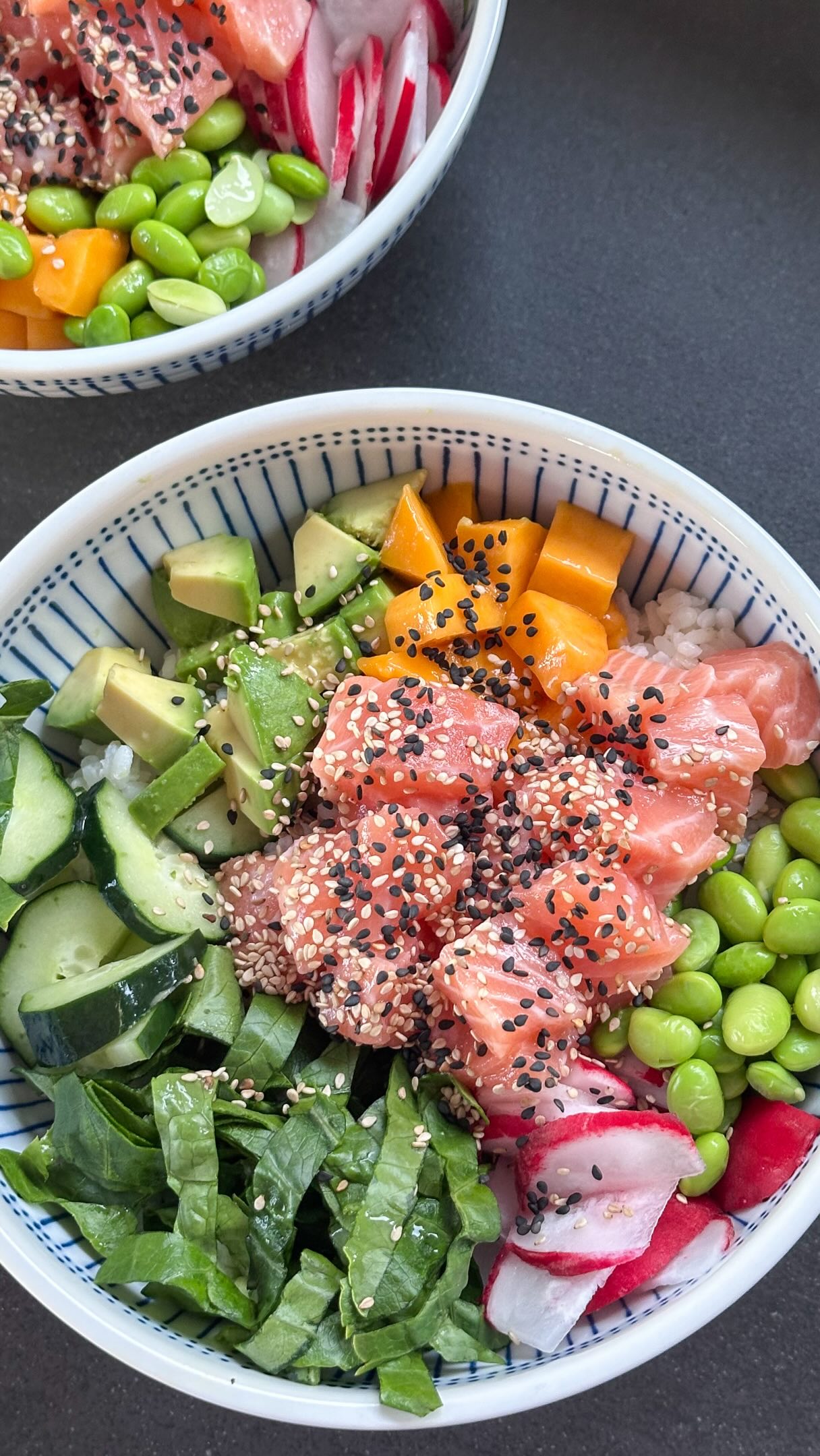 Das perfekte Essen wenn die Küche kalt bleiben soll | Werbung | 🥑🥒🥭🍣

Reis 🍚: 2 Becher Bio Sushireis von @reishunger waschen und dann zusammen mit 3 Bechern Wasser im Sushiprogramm im digitalen Reiskocher kochen. Wenn der Reis fertig ist, 2 Esslöffel Reisessig von @reishunger , 1 TL Salz & 1 TL Zucker unter den Reis geben. 

Den Reis auf zwei Schüsseln verteilen und dann mit Avocado, Mango, Gurke, Edamame und optional weiterem klein geschnittenen Gemüse sowie pro Schüssel ca. 100-150g rohen Lachs in Würfel geschnitten belegen. 

Sauce: 50ml Sojasauce, 1 Esslöffel helles Mandelmus von @naughtynuts , 1 Esslöffel Ahornsirup von @koro_de , den Saft von 1 Limette und 1 Esslöffel Sesamöl gut miteinander verrühren und dann über die Bowls geben. 

🍚 bei @reishunger spart ihr mit frauhuegelsreis 10% auf alles. 

🥜 bei @naughtynuts spart ihr mit NN-ANTJE10 10% auf alles. 

🫙 bei @koro_de spart ihr mit FRAUHUEGEL 5% auf alles. 

#gesundeernährung #gesunderezepte #zuckerfreierezepte #sushibowl #schnellerezepte