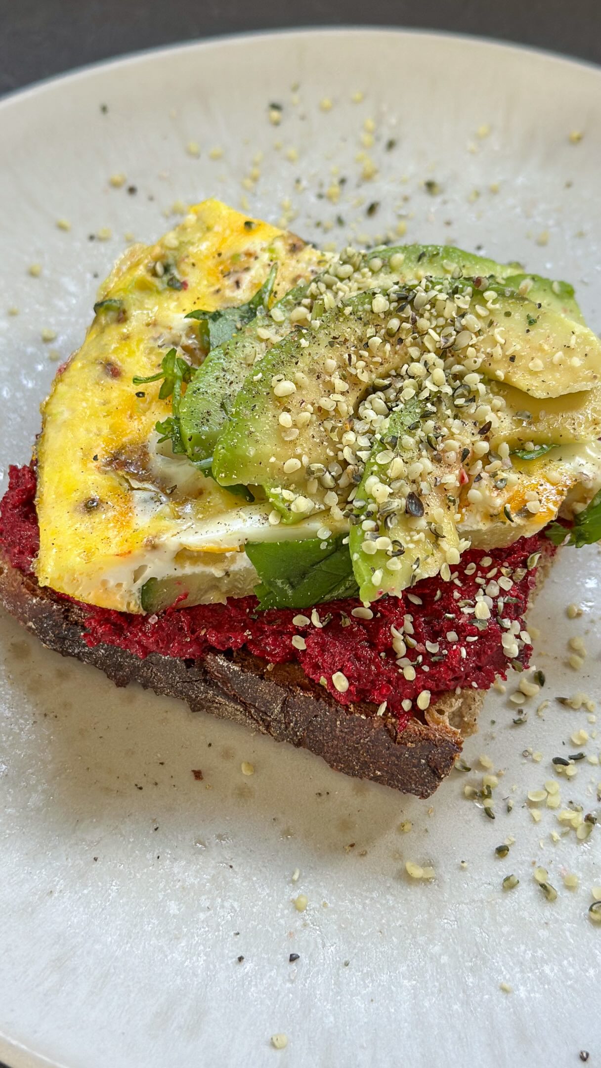 Mediterrane Zucchini Tomaten Frittata | Werbung | schnell gemacht und schmeckt auch kalt am nächsten Tag super 👍🏻 

1 Zucchini vierteln und in Scheiben schneiden. 100g Kirschtomaten vierteln. 1 Knoblauchzehe fein hacken. 1 Zweig Thymian abzupfen. Alles zusammen in 2 Esslöffeln Olivenöl anbraten, mit 1 Teelöffel Bella Italia von @gefro.de sowie Salz und Pfeffer nach Geschmack würzen, dann 100g Feta darüber verteilen/zerbröseln. 3 Eier verquirlen und über das Gemüse geben. Die Pfanne mit einem Deckel abdecken und garen, bis das Ei ganz gestockt ist. Aus der Pfanne stürzen und in Stücke schneiden. 

👩🏼‍🍳 bei Gefro spart ihr bis zum 16. Augustus 10% auf alle Sommer-Würzmischungen mit dem Code HUEGEL10. 

#gesundeernährung #gesunderezepte #zuckerfreierezepte #familienküche #sommerrezepte