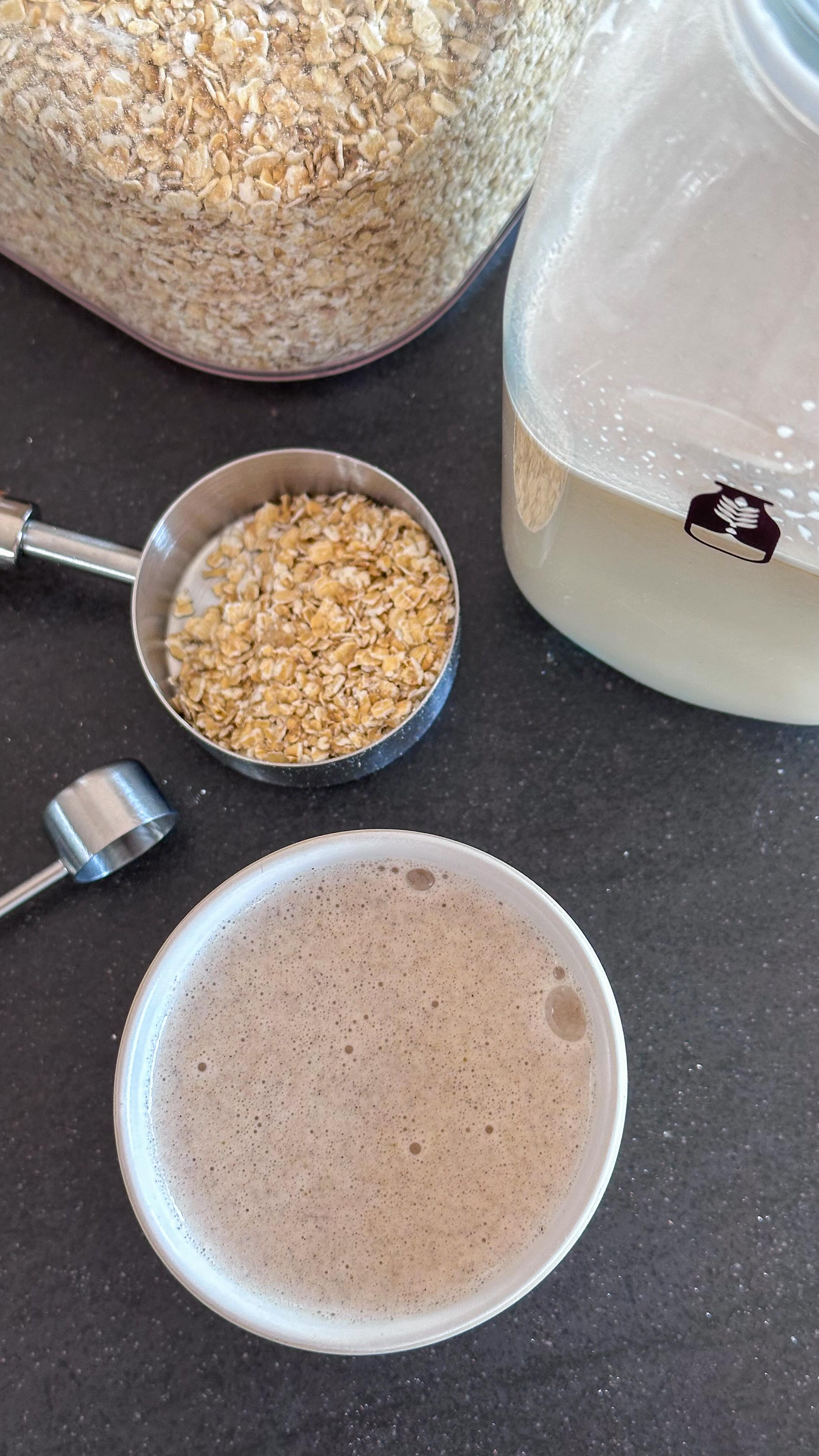 Hafermilch ganz einfach selbst gemacht 🥛| Werbung | 
Ihr habt lange Zutatenlisten satt, wollt wissen was in euren Lebensmitteln steckt und dabei nicht auf Genuss verzichten? Dann macht eure pflanzliche Milch in Zukunft einfach selbst! Einfach alle Zutaten in den @themylky füllen, auf Start drücken und eine Minute später frische und leckere Hafermilch genießen 😌. 

Für 1l Hafermilch:
1 Liter Wasser
1 Tasse Haferflocken 
2 Datteln 
1 Prise Salz 
1 Prise Vanille 
1 Teelöffel Leinöl (optional) 

🥛 Mit meinem Code ANTJE10 spart ihr 10€ auf euren Mylky. 

#mylky #gesundeernährung #gesunderezepte #zuckerfreierezepte #pflanzlicheernährung