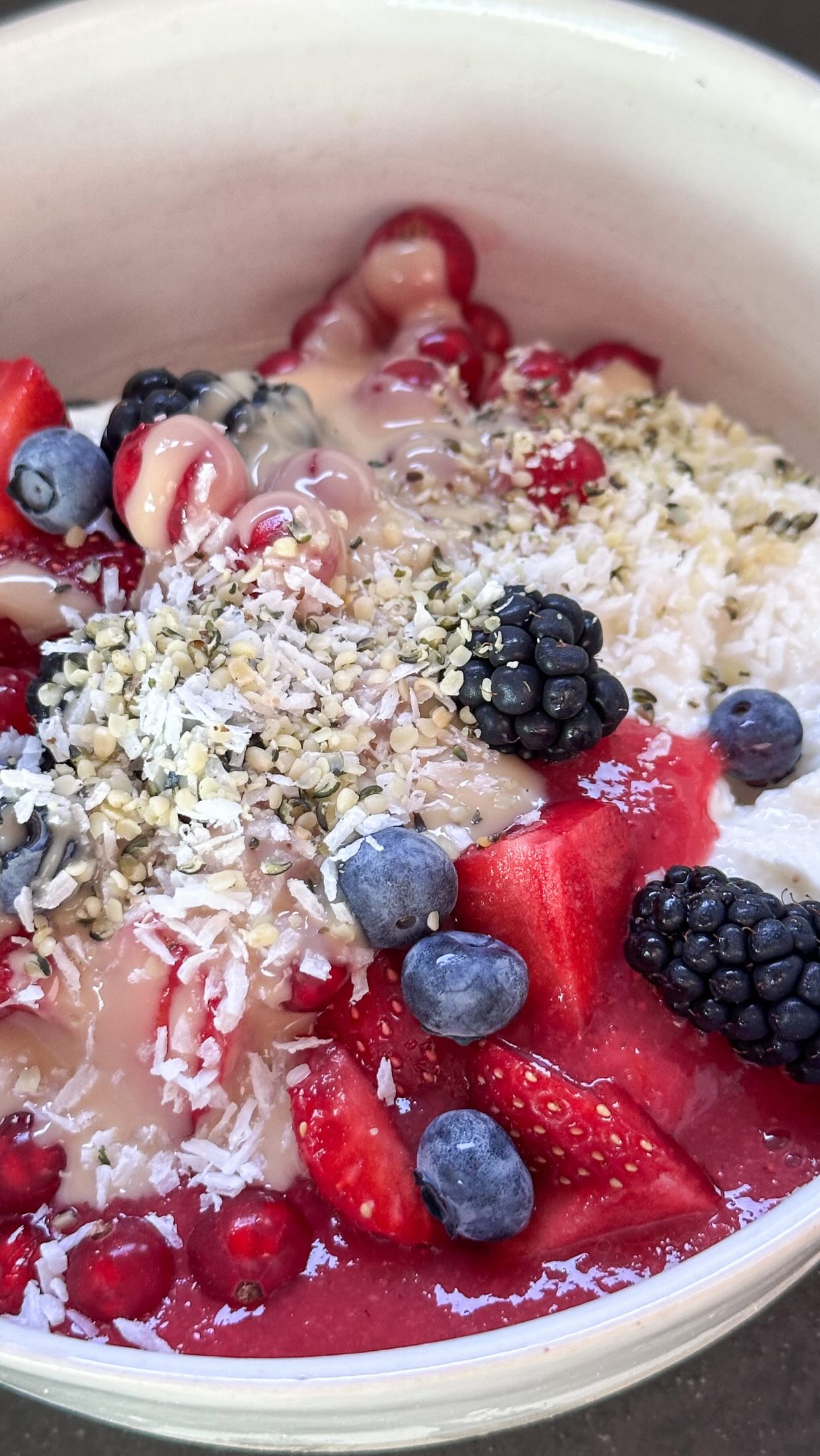 Protein Grießbrei. Ohne Zucker, ohne Süßstoffe. Ohne Proteinpulver. 🫱🏻‍🫲🏼 |werbung | 

400ml Milch mit einer Prise Salz, einem Esslöffel Ahornsirup von z.B. @koro_de und einer Messerspitze Vanille von @spice_bar zum köcheln bringen. 
40g Weichweizengrieß oder Dinkelgrieß einrühren und gut mit dem Schneebesen verrühren. Rühren bis es dick wird, dann 5 Minuten neben dem Herd quellen lassen. Optional einen Teelöffel helens Mandelmus von @naughtynuts unterrühren.
250g Quark (ich nehme gerne den mit 4% Fett absolut) unterrühren und entweder direkt essen oder im Kühlschrank abkühlen lassen und dann kalt essen. 

Dazu lassen super pürierte Erdbeeren 🍓. 

🥜 bei @naughtynuts spart ihr aktuell 21% auf alles mit NN-ANTJE10

🌶️ bei @spice_bar spart ihr mit spicyhuegel 5€ auf eure Bestellung. 

🫙 Bei @koro_de spart ihr mit FRAUHUEGEL 5%

#gesundeernährung #gesunderezepte #zuckerfreierezepte #familienküche #highproteinlowcarb