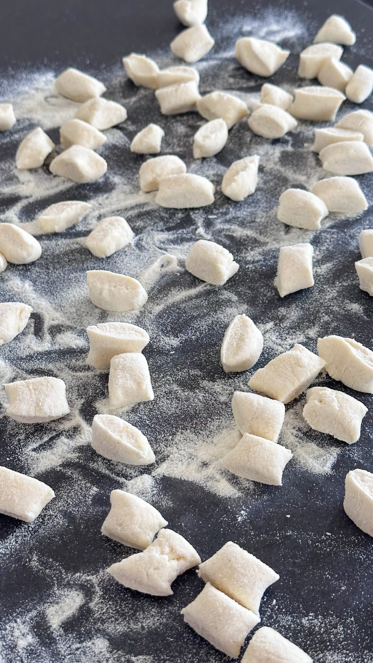 Diese leckeren Ricotta Gnocchi lieben hier alle! Sie sind super schnell zubereitet und können auch auf Vorrat eingefroren werden 👌🏻🇮🇹

250g Ricotta 
1 Ei 
50g geriebener Parmesan 
125g Mehl Typ 0 (oder 405)

Alle Zutaten gut mit den Händen vermengen und zu einem Teig verarbeiten. Er sollte weich sein, aber nicht mehr klebrig. 
In 2 Teile teilen und zu langen Strängen rollen. Dann mit einem Messer kleine Gnocchis abstechen. In gut gesalzenem Wasser kochen, bis sie an der Oberfläche schwimmen. 

#gesundeernährung #gesunderezepte #familienküche #schnellerezepte #zuckerfreierezepte