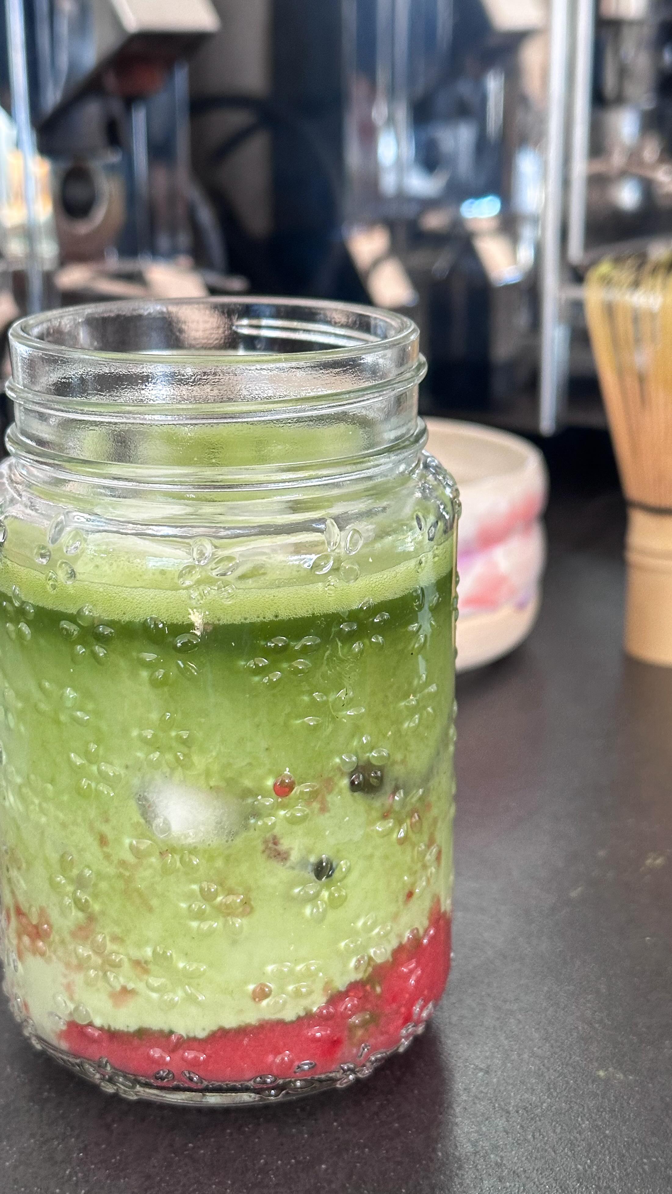 Na, wer hat schon Lust auf ein paar Summer Vibes ☀️! 
Ein Glas Iced Strawberry Matcha Latte bringt euch den Sommer definitiv ein Stück näher 🍓🍵🧊
Werbung. 

2g Matchapulver (ich verwende das Ceremonial Grade Matchapulver von @koro_de 🍵) und 10g heißes Wasser (nicht kochend) mit einem Matchabesen verrühren. Weitere 40g Wasser dazugeben und mit dem Besen schaumig rühren. 

Eine Hand voll (TK) Erdbeeren 🍓 pürieren und optional einen Teelöffel Ahornsirup dazugeben. Dann in ein Glas füllen und dieses mit Eiswürfeln auffüllen. Den Matcha dazugeben und mit (Hafer-)Milch aufgießen. 

🍵 bei @koro_de spart ihr wie immer 5% auf alles mit FRAUHUEGEL

#gesundeernährung #gesunderezepte #matchalatte #strawberrymatcha #zuckerfreierezepte