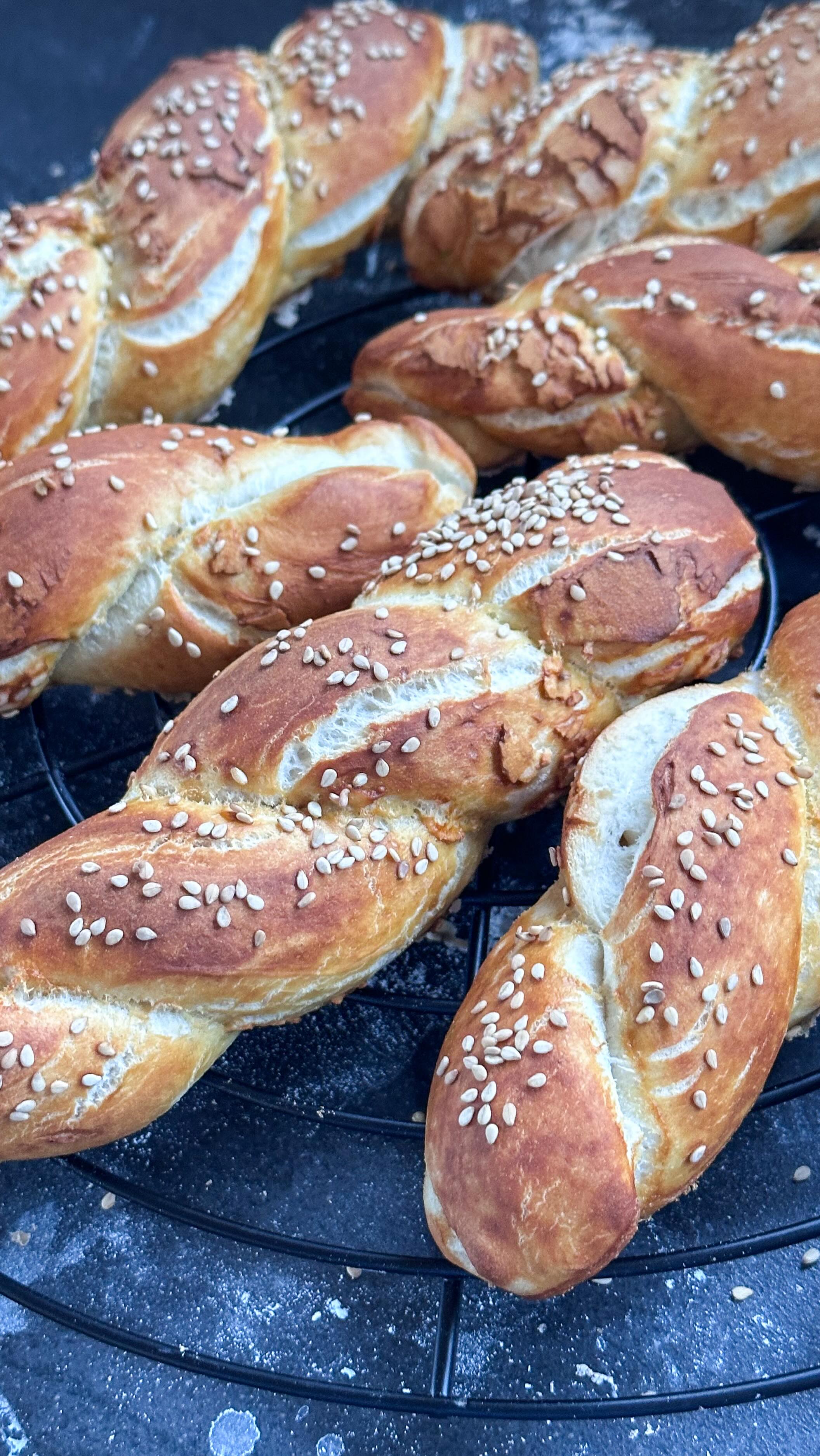 LAUGENZÖPFE - die wirklich jeder bauen kann 👩🏼‍🍳!

10g frische Hefe in 270ml Wasser auflösen. 20g weiche Butter, 500g Weizenmehl 550, 1/2 Teelöffel Zucker und 1 Teelöffel Salz dazugeben und zu einem Teig verkneten. Bei Zimmertemperatur für 2h ruhen lassen, einmal dehnen und falten und dann über Nacht im Kühlschrank ruhen lassen. 

Am nächsten Tag den Teig in 8 Teile aufteilen. Diese in jeweils 2 Teile aufteilen und zu langen Strängen formen, dann daraus Zöpfe machen. 

25g Natron in 250ml heißem Wasser auflösen und die Zöpfe damit bestreichen. Mit Sesam bestreuen und dann im Ofen bei 220 Grad Ober- Unterhitze für ca. 20 Minuten backen. 

#gesundeernährung #laugenbrötchen #zuckerfreierezepte #familienküche #frühstücksideen