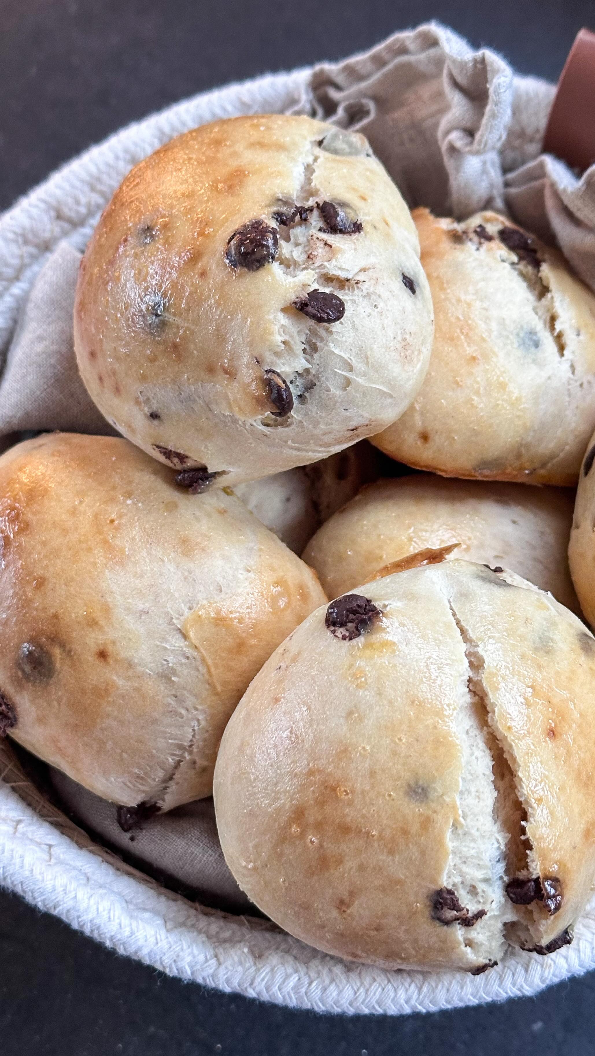 Perfekt wenn’s mal schnell gehen muss 🙌🏻

250g Quark Halbfettstufe 
200g Dinkelmehl 630
2 Teelöffel Backpulver 
1 Ei 
50g Schokodrops
Optional 1 Esslöffel Zucker 

Alle Zutaten zu einem Teig verarbeiten und dann in 6 oder 8 Teile teilen. Hinrunden Brötchen formen und mit einem verquirlten Ei bestreichen. Bei 180 Grad Ober- Unterhitze für ca. 25 Minuten backen. 

#familienküche #gesunderezepte #gesundeernährung #einfacherezepte #schnellerezepte