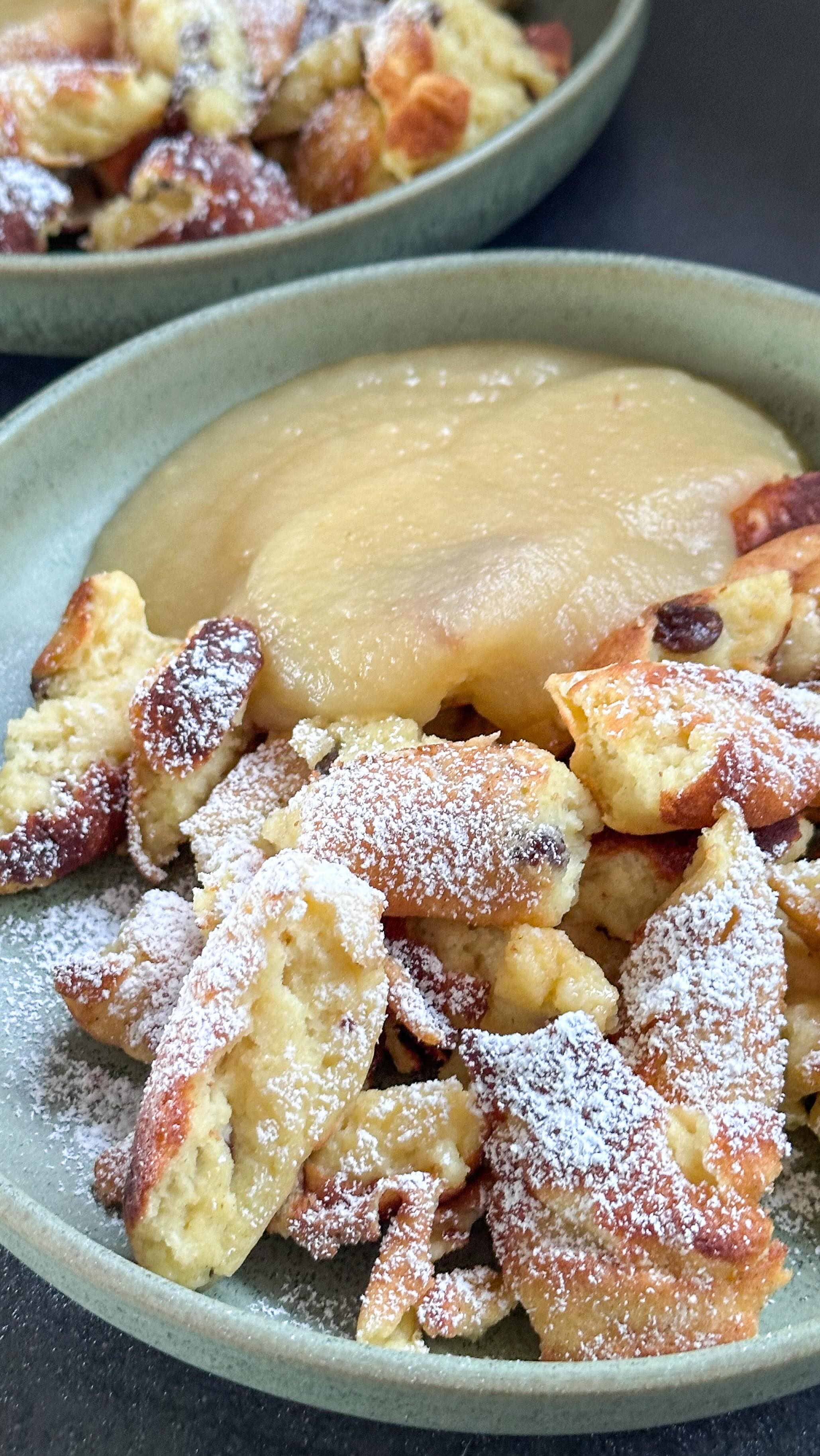 High Protein Kaiserschmarren ganz ohne Proteinpulver 💪🏻 

3 Eier trennen und das Eiweiß mit einer Prise Salz steif schlagen. In einer weiteren Schüssel das Eigelb mit 250g Skyr, 20g Zucker (oder ein anderes Süßungsmittel), 4 Esslöffel Milch, zwei Teelöffel Backpulver und 150g helles Dinkelmehl verrühren. 1 Hand voll Rosinen und den Eischnee unterheben. 
In einer Pfanne bei mittlerer Hitze 1 Esslöffel Butter schmelzen und dann den Teig hineingeben. Mit geschlossenem Deckel für ca. 5 Minuten backen, dann vorsichtig wenden. Nach 2-3 Minuten zerreißen und nochmals etwas braten. 

Mit Apfelmus servieren. 

#gesundeernährung #gesunderezepte #familienküche #schnellerezepte #kaiserschmarrn