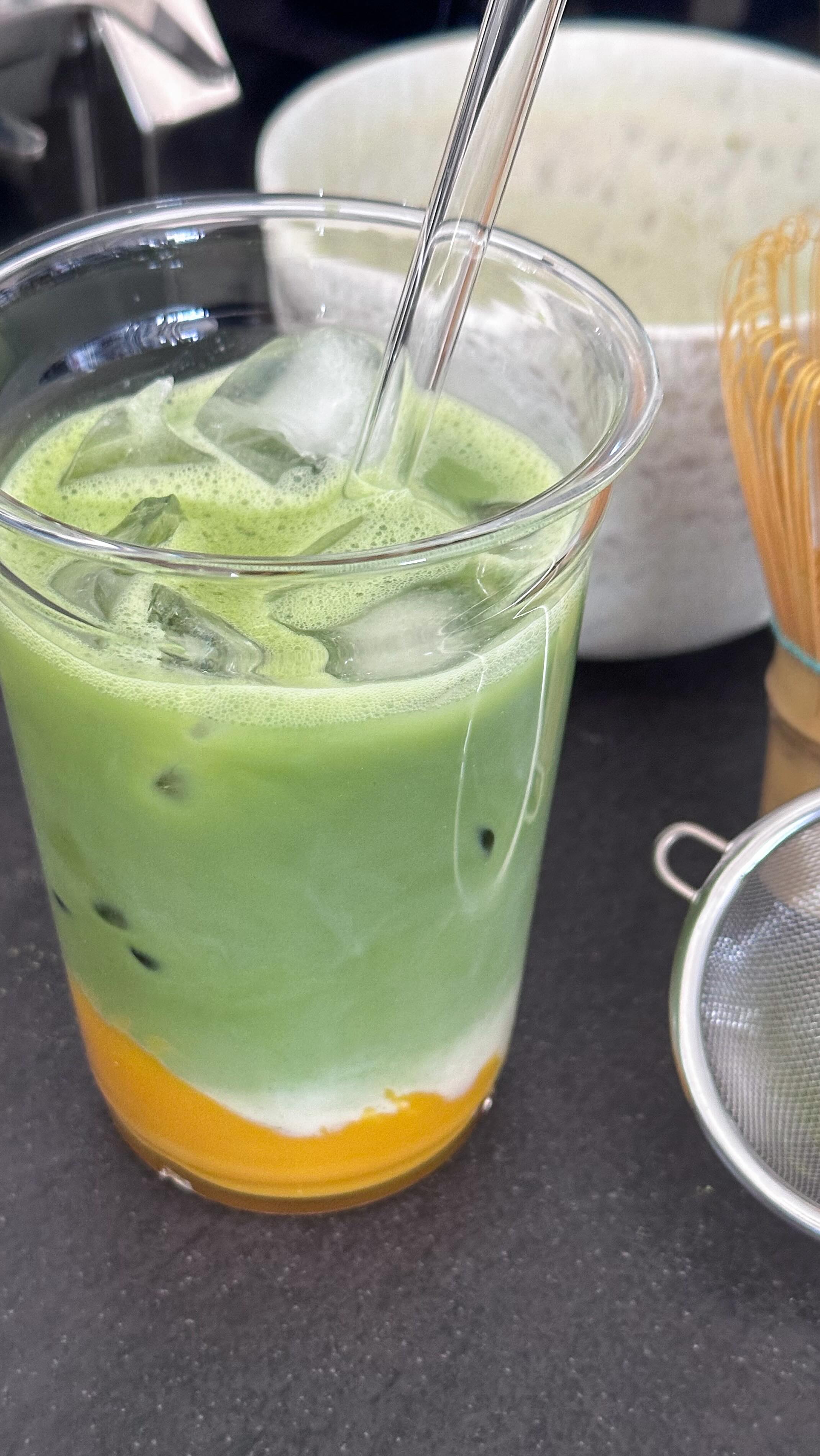 Vielleicht ist das auch eurer Sommergetränk 2026 🥭🍵 | Werbung | Iced Mango Matcha Latte - besser und vor allem günstiger als im Coffee Shop 🤞🏻. 

2g OG Matcha von @onegevity.club in einen Matcha Cup sieben. 10g heißes (nicht kochendes) Wasser dazugeben und mit einem Matchabesen zu einer Paste verrühren. 40g heißes Wasser aufgießen und mit dem Besen schaumig rühren. 

In ein großes Glas 2 Esslöffel Mangopürree von @koro_de geben, mit Eiswürfeln auffüllen und dann mit (pflanzlicher) Milch aufgießen. Zum Schluss den Matcha in das Glas füllen. 

🍵 Bei @onegevity.club spart ihr mit OGANTJE aktuell 20% auf alles für kurze Zeit - hier gibts den leckersten Matcha, versprochen 🤞🏻! 

🥭 bei @koro_de spart ihr wie immer 5% mit FRAUHUEGEL. 

#gesundeernährung #icedmatchalatte #matchalatte #gesunderezepte #zuckerfreierezepte