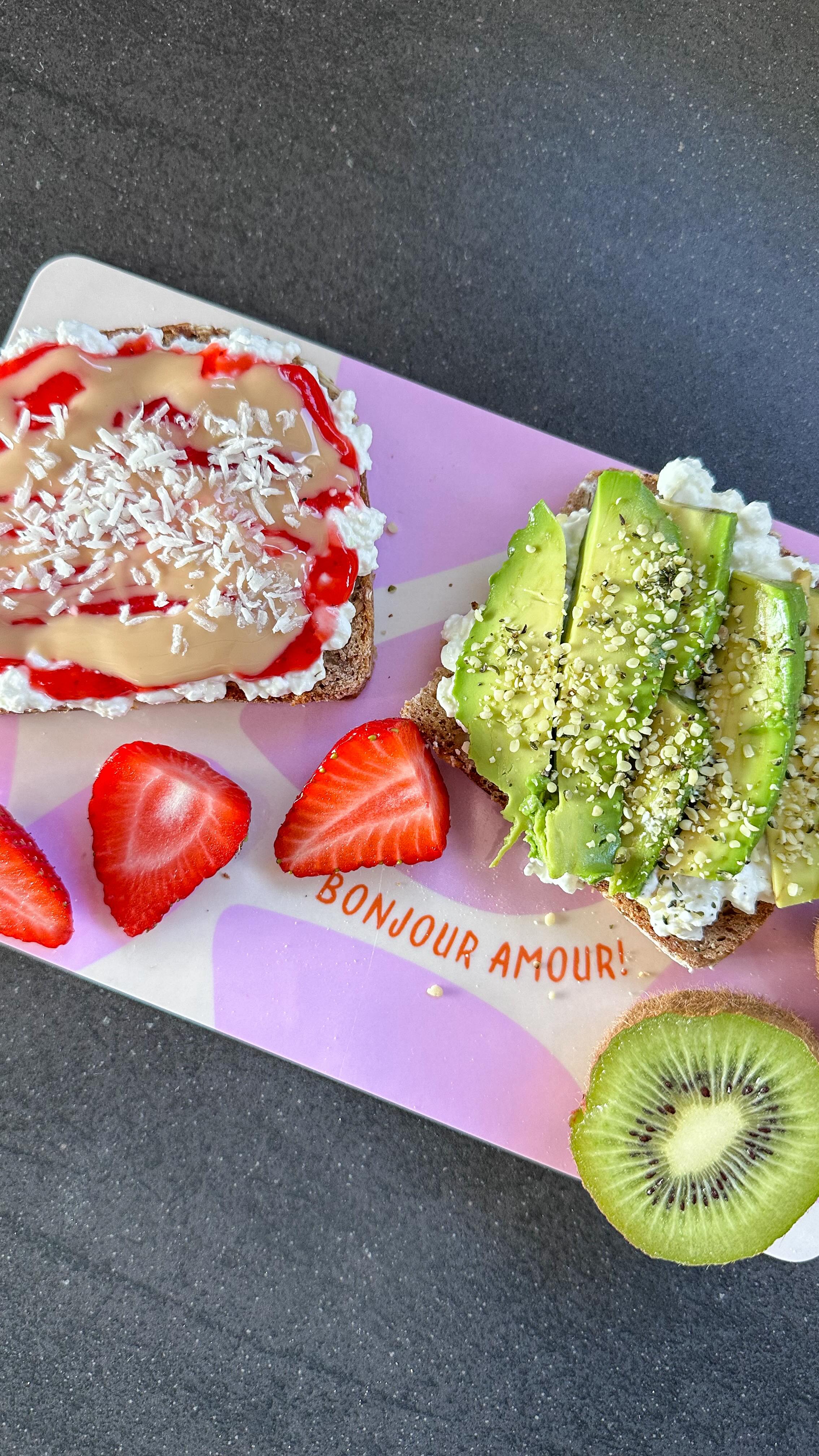 Ihr seid auf der Suche nach ein paar neuen Inspirationen für euer Frühstück? 🥑🍓| Werbung | Frühstück ist meine Lieblingsmahlzeit - ihr seid deshalb genau richtig hier ☺️💛

Dieses Frühstück hält durch die vielen Ballaststoffe lange satt, steckt voller guter Fette, Proteine und Vitamine. Und natürlich ist es unglaublich lecker 🤤 

🍓 einen guten Esslöffel Hüttenkäse auf einer Scheibe Vollkornbrot verteilen. Einen Teelöffel Erdbeermarmelade darauf geben, darüber einen Teelöffel helles Mandelmus von @naughtynuts geben und dann mit ein paar Kokosraspel toppen. 

🥑 einen guten Esslöffel Hüttenkäse auf einer Scheibe Vollkornbrot verteilen. Eine viertel Avocado in Scheiben schneiden und darauf geben. Mit etwas Salz und verwirren und dann mit geschälten Hanfsamen von @koro_de toppen. 

🌰 bei @naughtynuts spart ihr bis zum 29.3. satte 21% auf alles mit meinem Code NN-ANTJE10.

🥑 bei @koro_de spart ihr wie immer 5% auf alles mit FRAUHUEGEL. 

#gesundeernährung #gesunderezepte #gesundesfrühstück #frühstücksideen #pflanzlicheernährung