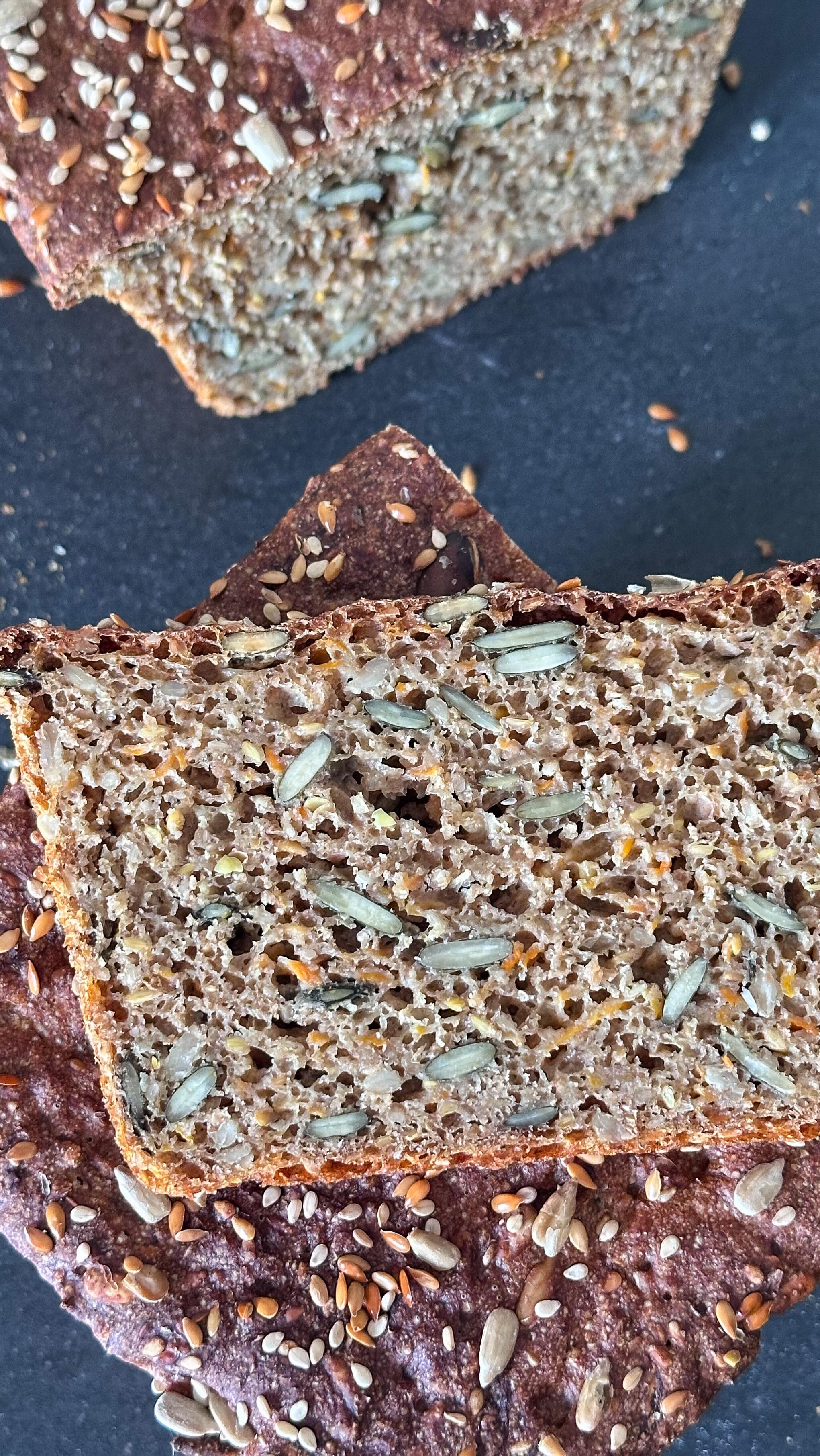 Werbung. Saftig, kernig und das Beste was ihr eurer Gesundheit tun könnt 💥! 

Quellstück: jeweils 40g Sonnenblumenkerne, Leinsamen und Sesam, 70g Kürbiskerke und 15g Salz mit 250ml Wasser vermengen und über Nacht abgedeckt quellen lassen. (Ich verwende alle Saaten & Kerne von @koro_de )

Am nächsten Tag das Quellstück zusammen mit 50ml Wasser, 150g Roggensauerteig, 100g Lievito Madre, 100g Roggenvollkornschrot (oder Roggenvollkornmehl), 120g Dinkelvollkornmehl, 150g geraspelte Karotten, 10g Zuckerrübensirup von @koro_de und 15g frischer Hefe für ca. 10 Minuten auf langsamer Stufe in der Küchenmaschine kneten. 

In eine gefettete Kastenform füllen und abgedeckt für ca. 1,5h ruhen lassen. 

Bei 240 Grad für 10 Minuten backen dann auf 170 Grad reduzieren und für weitere 50 Minuten backen. Aus der Form nehmen und gut abkühlen lassen. 

🥖 bei @koro_de spart ihr mit FRAUHUEGEL 5% auf alles. 

#gesundeernährung #gesunderezepte #zuckerfrei #zuckerfreierezepte #realfood #unprocessedfood #vollkorn #brotbacken #sauerteig #sauerteigbrot #sourdougbread #familienrezepte