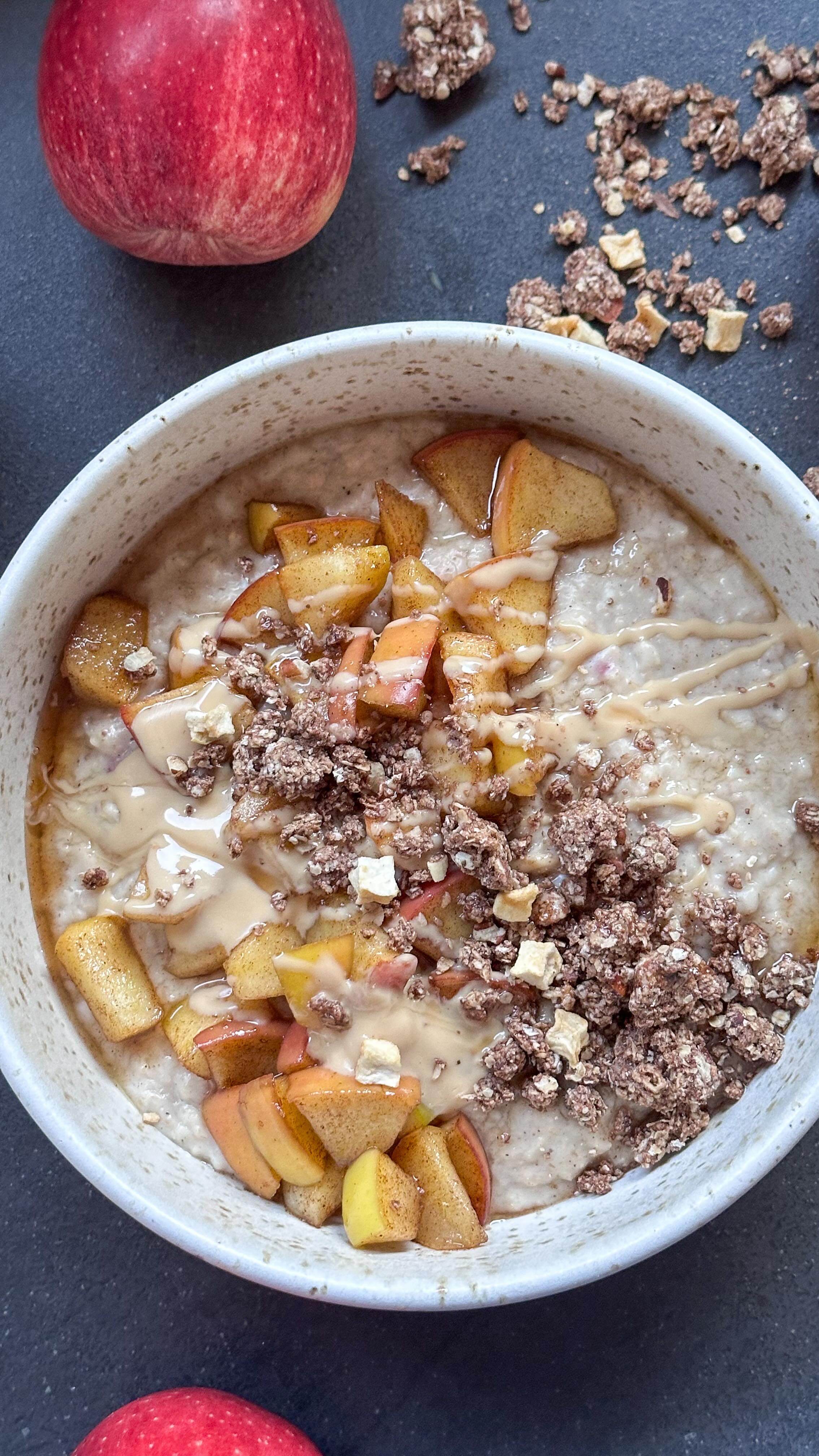 Wärmendes Porridge mit Zimtäpfeln 🍎
Werbung. 

250ml (pflanzliche) Milch , 80g Haferflocken und1 Messerspitze Vanille von @koro_de in einem Topf geben und bei mittlerer Hitze unter ständigem Rühren köcheln lassen bis es schön cremig ist. Zum Schluss optional 1-2 Teelöffel Honig oder Ahornsirup unterrühren.

Für die Äpfel einen Apfel in Würfel schneiden und zusammen mit 1 Teelöffel Kokosöl von @koro_de in eine Pfanne geben und bei mittlerer Hitze dünsten. 1/2 Teelöffel Zimtschnecken @spice_bar dazugeben und untermischen. 

Das Porridge auf zwei Schüsseln verteilen, die Äpfel daraufgeben und mit hellem Mandelmus sowie dem Crunchy Apfel Zimt Geanola von @naughtynuts anrichten. 

🌰 bei @naughtynuts spart ihr mit NN-ANTJE10 10% auf alles. 

🍎 bei @spice_bar erhaltet ihr mit spicyhuegel 5€ Rabatt auf eure Bestellung. 

👩🏼‍🍳 bei @koro_de spart ihr mit FRAUHUEGEL 5% auf alles. 

#gesundesfrühstück #zuckerfreierezepte #einfacherezepte