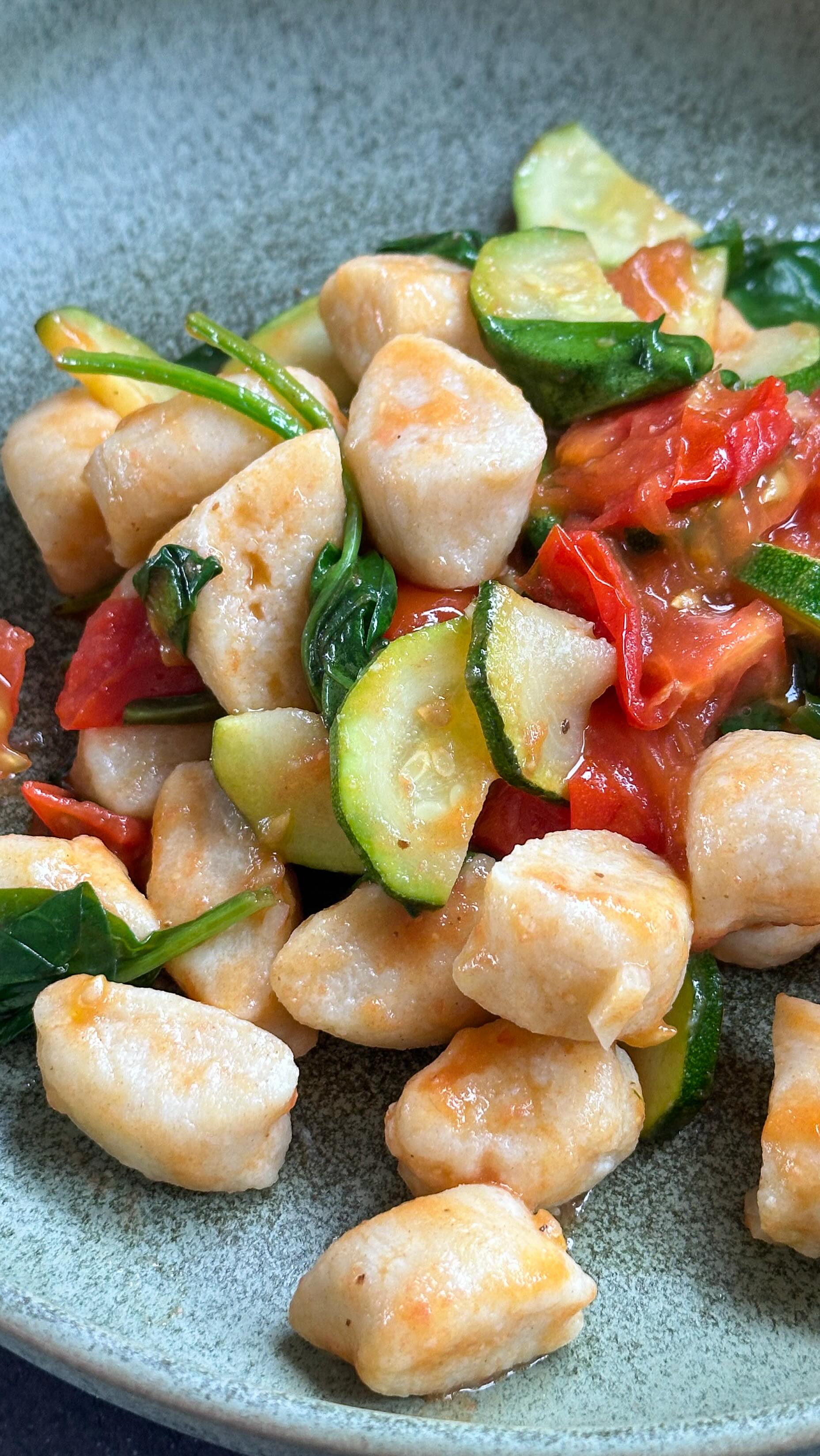 Hier kommen die leckersten und schnellsten Gnocchi, die alle lieben werden! 🇮🇹 

250g Ricotta, 50g geriebenen Parmesan, 1 Ei, etwas Salz und 250g Weizenmehl zu einem Teig verarbeiten und ggf. noch etwas mehr Mehl hinzufügen, sodass der Teig nicht mehr klebrig ist. 
In zwei Teile teilen und jeweils zu einem langen Strang formen, dann Gnocchis abstechen. 
In gut gesalzenem Wasser kochen, bis die Gnocchis an derWasseroberfläche schwimmen. 

In einer Pfanne in 2 Esslöffeln Olivenöl eine gehackte Knoblauchzehe und eine in dünne Scheiben geschnittene Zucchini anbraten. 3-4 Tomaten würfeln und dazugeben. Salz, Pfeffer und eine Prise Sticker dazugeben und 2-3 Minuten köcheln lassen. 100g Babyspinat unterheben und dann die Gnocchis dazu geben. Alles kurz durchschwenken und dann servieren. 

#gesundeernährung #gesunderezepte #zuckerfrei #zuckerfreierezepte #familienküche