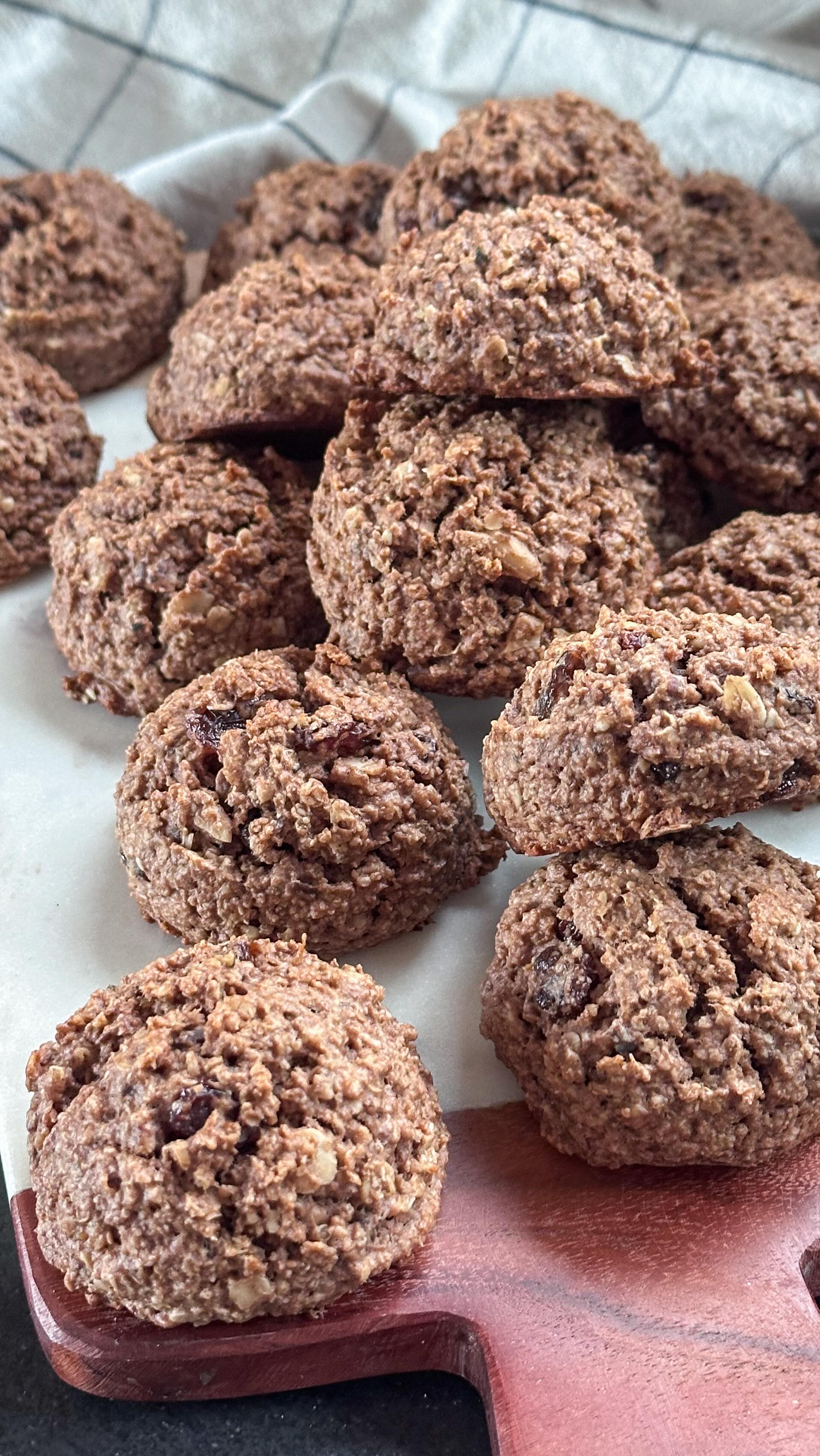 Quinoa Hafer Cookies - perfekt für die Lunchbox 👌🏻
Werbung. 

1 Esslöffel geschrotete Leinsamen mit 3 Esslöffeln Wasser verrühren und für 10 Minuten quellen lassen. 

1 Banane, 1/2 Tasse dunkles Mandelmus von @naughtynuts , 1/4 Tasse Ahornsirup*, 1 Messerspitze Vanille & 1 Teelöffel Ceylonzimt (beides von @spice_bar ) und 2 Esslöffel geschmolzenes Kokosöl* mixen/pürieren. 

1 Tasse Hafermehl, 1 Tasse Haferflocken, 1 Teelöffel Backpulver, 1/2 Teelöffel Backnatron, 1/2 Tasse gekochte Quinoa, die Leinsamenmischung, 1/3 Tasse Mandelblättchen* und 1/3 Tasse Rosinen* hinzufügen und alles gut verrühren. 

Mit einem Eisportionierer oder Löffel zu 16 Cookies formen und auf ein Backblech geben. Bei 175 Grad für 20-25 Minuten backen. 

🌰 bei @naughtynuts spart ihr mit NN-ANTJE10 10%. 

🌶️ bei @spice_bar spart ihr mit spicyhuegel 5€ auf eure Bestellung. 

👩🏼‍🍳 alle mit * markierten Zutaten verwende ich von @koro_de - mit FRAUHUEGEL spart ihr 5%. 

#zuckerfreierezepte #gesundesnacks #lunchboxideasforkids #veganerezepte #zuckerfreibacken