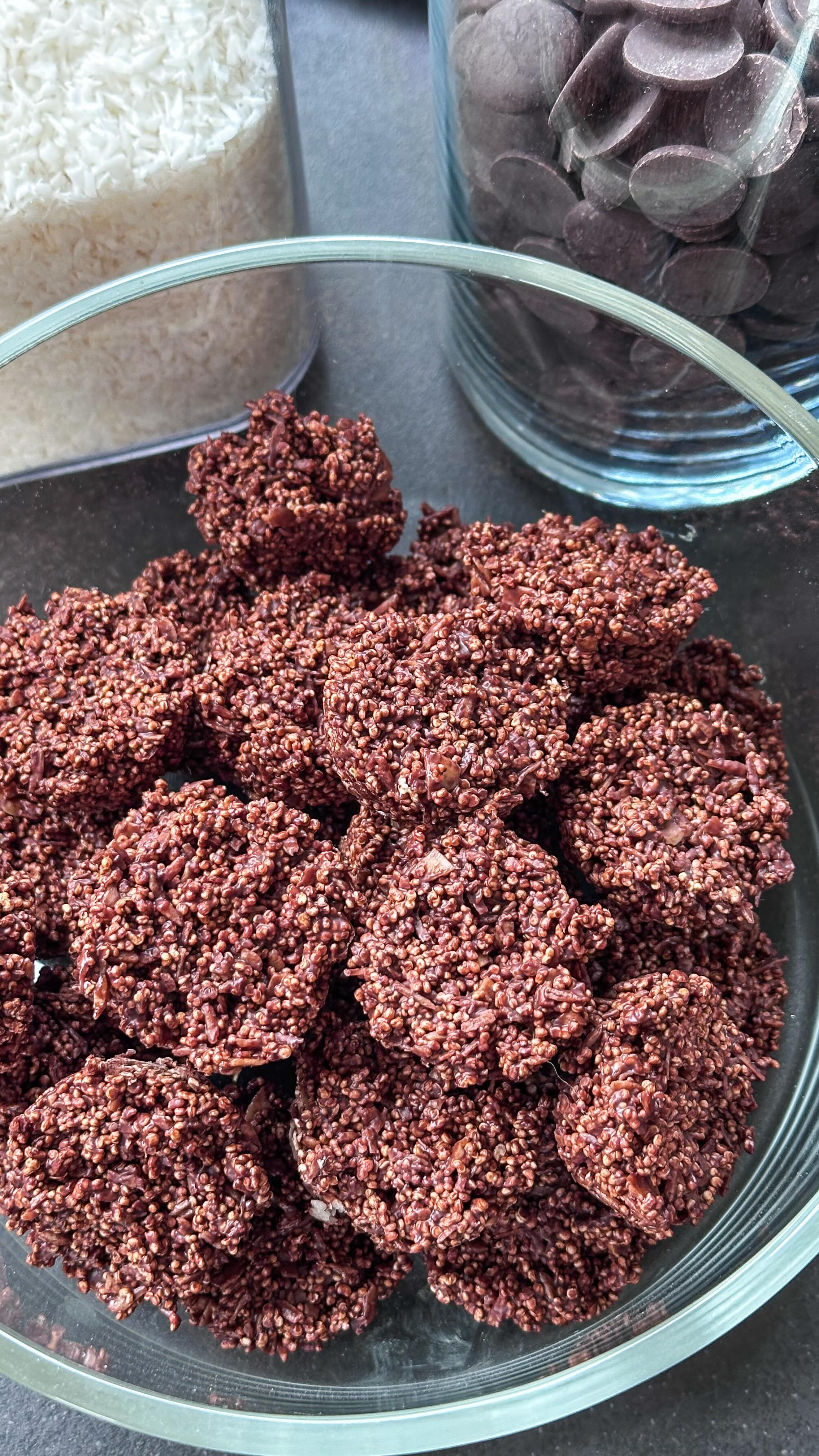 Diese leckeren Schoko Crossies stecken voller Power 💪🏻 und guter Nährstoffe! | Werbung | Sie versorgen dich mit Eisen, Proteinen, guten Fetten, vielen Ballaststoffen, Magnesium und sind dabei sogar vegan und ohne Zucker 🥳!

80g Rohkakao oder dunkle Schokolade zusammen mit 1 Esslöffel Kokosöl* und 2 Esslöffeln Ahornsirup in der Mikrowelle oder über dem Wasserbad schmelzen. Dann 2 Esslöffel Cashew- oder Mandelmus von @naughtynuts unterrühren. 

100g gepufften Amaranth* oder Quinoa*, 2 Hände voll Mandelblättchen und 2 Esslöffel Kokosraspel* unterrühren. Die Masse in kleine Förmchen geben und für mindestens 1h in den Kühlschrank stellen. 

🌰 bei @naughtynuts spart ihr mit NN-ANTJE10 10%. 

👩🏼‍🍳 bei @koro_de spart ihr mit FRAUHUEGEL 5%. 

#gesundeernährung #gesunderezepte #zuckerfreierezepte #gesundesnacks #familienrezepte