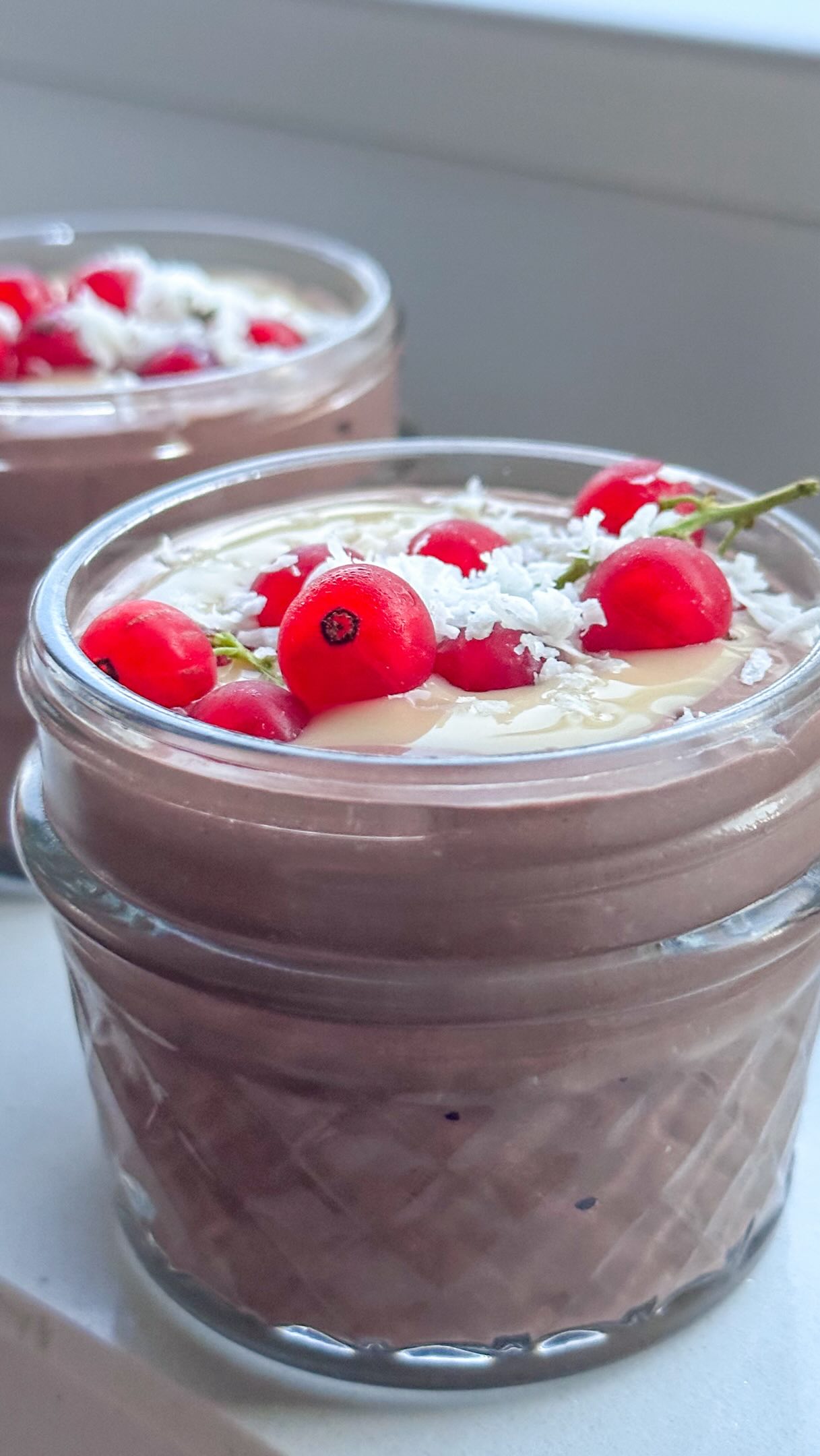Gesundes Schokomousse aus nur 4 Zutaten - ohne Zucker 🍫 | Werbung | Dieses Schokomousse ist super schnell zubereitet und sättigt durch viele Proteine 💪🏻

1 Packung körniger Frischkäse 
2 Esslöffel griechischer Joghurt 
1-2 Esslöffel Ahornsirup 
1 Esslöffel Kakaopulver von @koro_de 
2 Esslöffel Schoko Proteinpulver von @evenutrition.de 

Alle Zutaten im Mixer fein mixen und dann für mind. 2h im Kühlschrank kalt stellen. 
Mit hellem Mandelmus oder Etdnussmus von @naughtynuts und frischen Beeren anrichten. 

🍫 Bei @evenutrition.de spart ihr mit ANTJE15 15%

🥜 bei @naughtynuts spart ihr aktuell 21% auf alles mit NN-ANTJE10

🫙bei @koro_de spart ihr mit FRAUHUEGEL 5% 

#gesundeernährung #zuckerfreierezepte #gesunderezepte #schnellerezepte #highproteinlowcarb