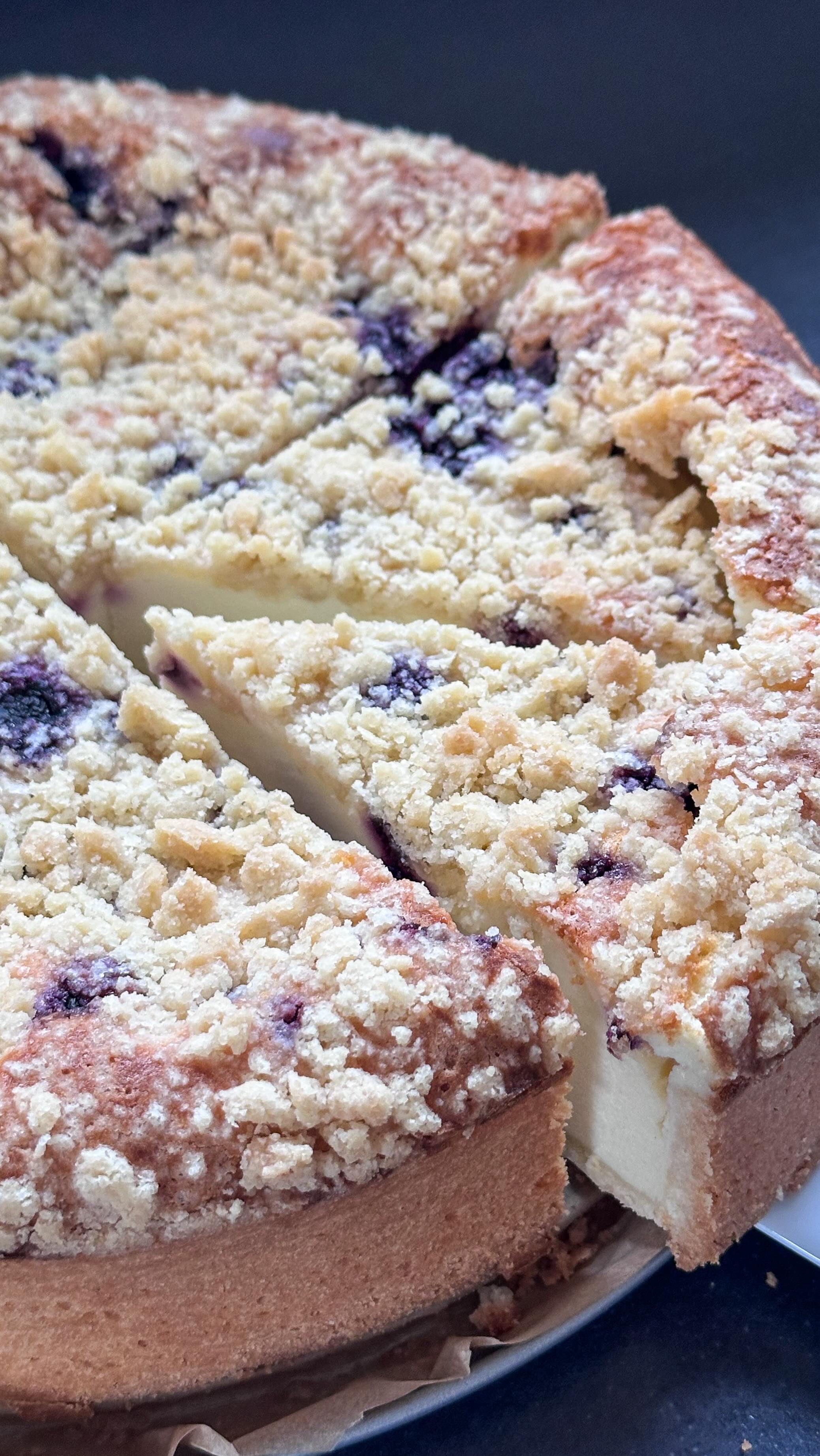 Käsekuchen lieben alle. Wenn dann noch Streusel und Blaubeeren dazukommen kann keiner mehr widerstehen. 🫠

Für den Boden: 140g Butter mit 1 Ei, 200g Mehl und 50g Zucker zu einem Teig verkneten und dann in eine gefettete Springform geben. 

Für den Guss: 4 Eier trennen und das Eiweiß mit einer Prise Salz steif schlagen. 100g Zucker und 30g Speisestärke hinzugeben und weiterschlagen bis die Masse glänzt. 

In einer weiteren Schüssel die Eigelb mit 100g Zucker, 750g Magerquark, 100g Schmand, 200g Sahne, 100ml Milch, dem Mark einer Vanilleschote, 100g Mehl und dem Saft und Abrieb einer Zitrone verrühren. 
Dann vorsichtig die Eiweißmasse unterheben. 

Die Masse auf den Teig gießen, mit 100g (TK) Heidelbeeren bestreuen und dann die Streusel darüber verteilen. 

Streusel: 50g weiche Butter, 100g Mehl und 40g Zucker mit den Händen zu Streuseln verarbeiten. 

Den Kuchen bei 180 Grad Ober- Unterhitze für ca. 1h backen. 

#kuchenbacken #käsekuchen #cheesecake #familienrezepte #familienküche