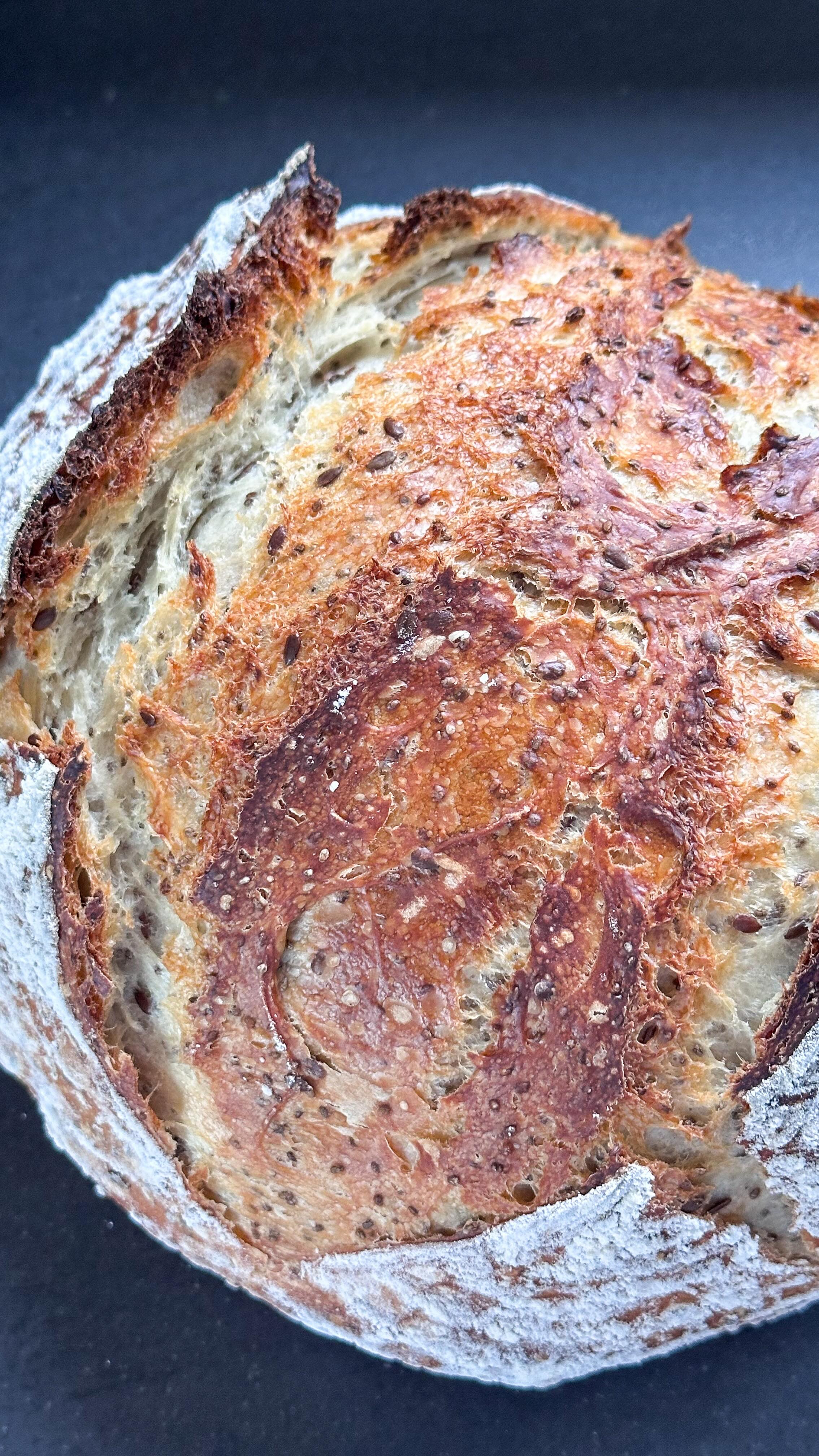Buttermilch Sauerteigbrot mit Saaten. Wenn fermentiert auf fermentiert trifft. |Werbung| 

25g Leinsamen, 35g Chiasamen und 140ml Wasser miteinander verrühren und für 20 Minuten stehen lassen.

Die Mischung zusammen mit 370ml Buttermilch, 500g Manitobamehl (oder Weizenmehl 550), 110g Weizensauerteig, 1 Esslöffel Honig und 14g Salz zu einem Teig verarbeiten. 
Für 4h bei Zimmertemperatur ruhen lassen und immer nach 1h dehnen und falten. Dann über Nacht im Kühlschrank ruhen lassen. 
Am nächsten Morgen ein rundes Brot formen und in ein Gärkörbchen legen. 
Den Ofen auf 230 Grad zusammen mit einem gusseisernen Topf vorheizen. 
Den Teig mit dem Schluss nach unten in den heißen Topf legen und dann einschneiden. 
Mit geschlossenem Deckel für 30 Minuten backen, dann den Deckel abnehmen und für weitere 15 Minuten backen. 

👩🏼‍🍳 die Saaten bestelle ich immer bei @koro_de - mit FRAUHUEGEL spart ihr hier wie immer 5% auf alles. 

#gesundeernährung #gesunderezepte #sauerteigbrot #sauerteig #gesundbacken